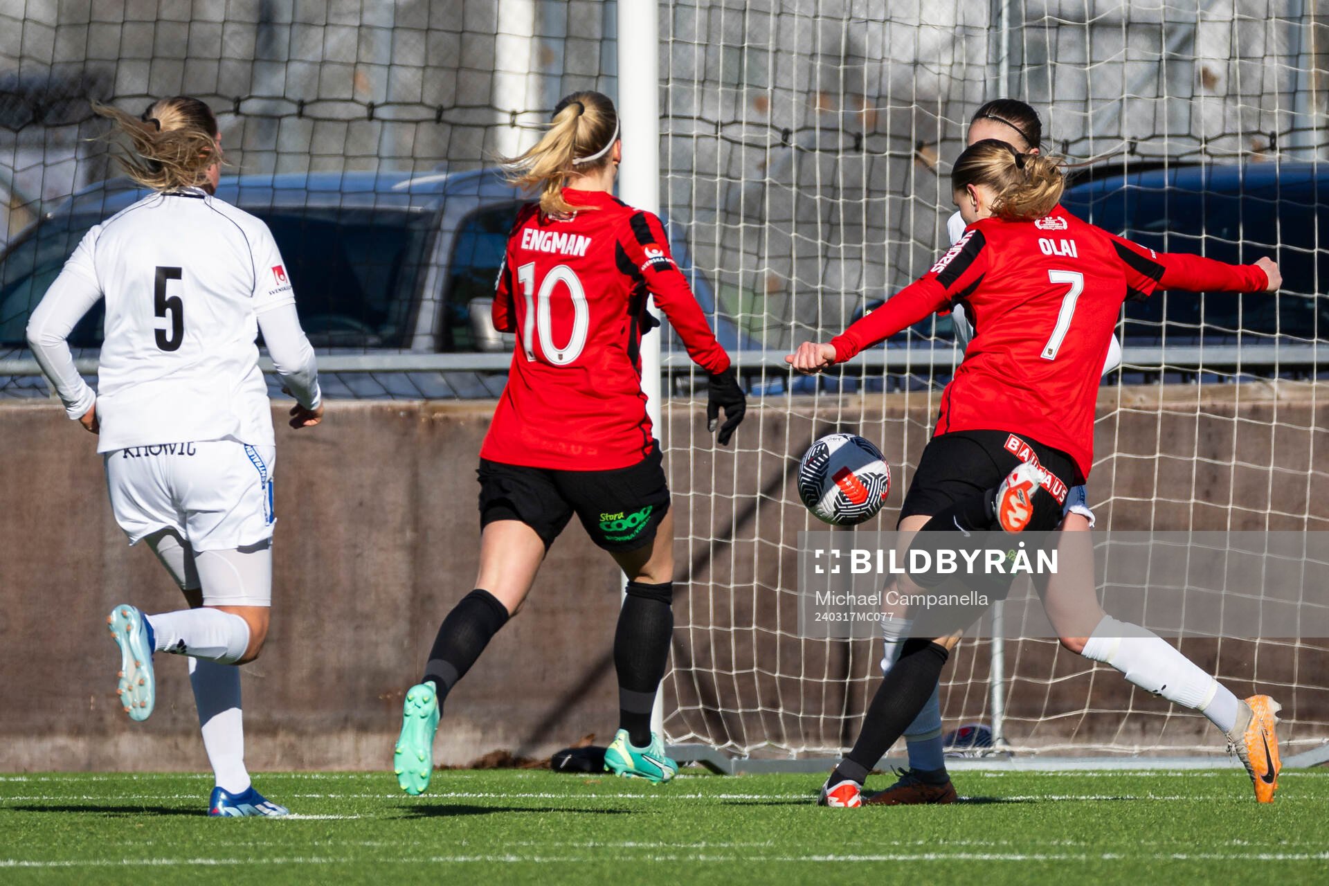 Brommapojkarnas Sara Olai gör 5-1 målet