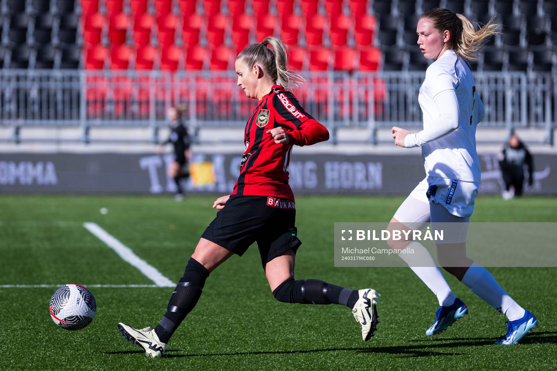 Brommapojkarnas Ellinor Johansson och IK Uppsalas Maja Wangerheim under fotbollsmatchen i Svenska Cupen mellan Brommapojkarna och IK Uppsala den 17 mars 2024 i Stockholm.