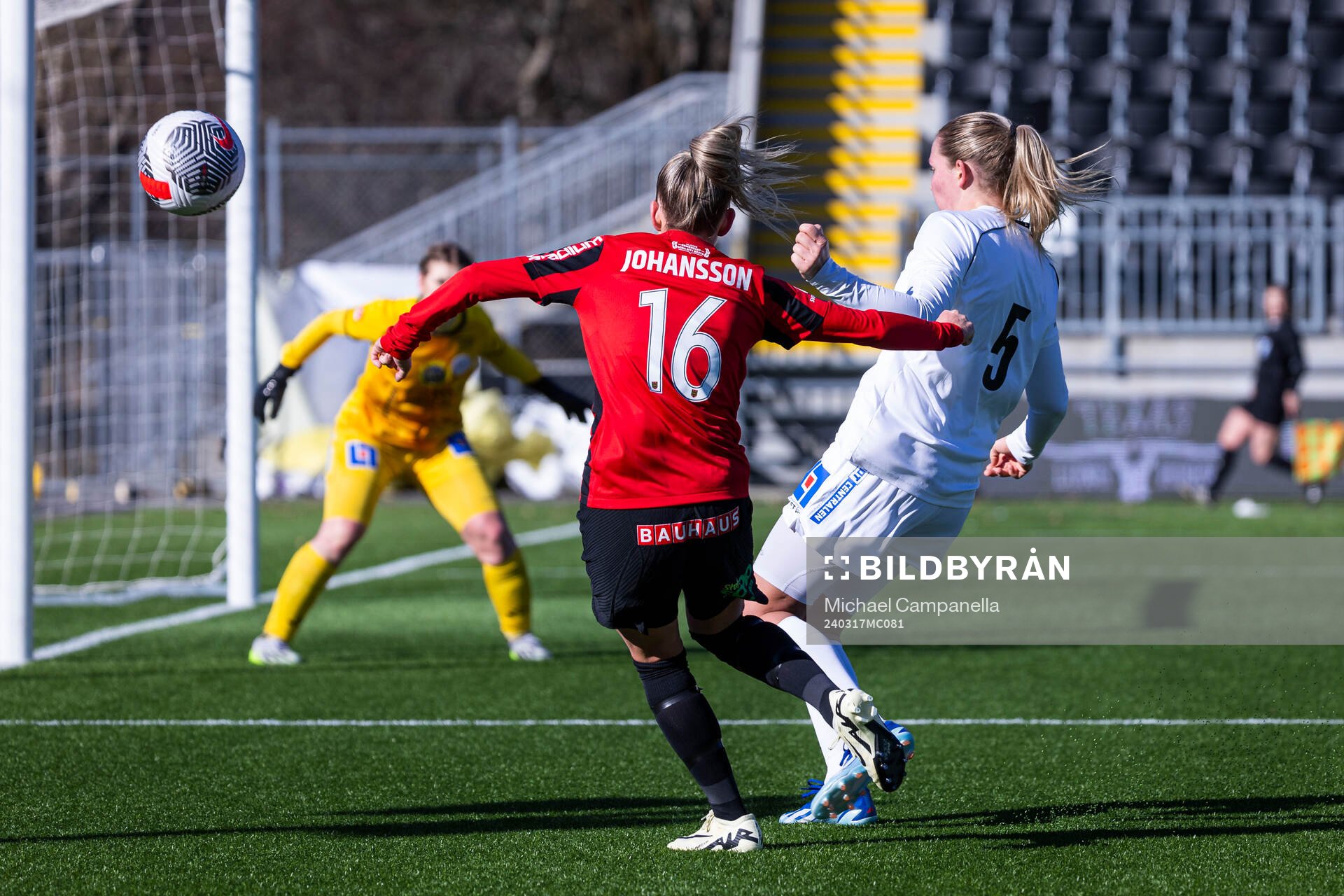 Brommapojkarnas Ellinor Johansson och IK Uppsalas Maja