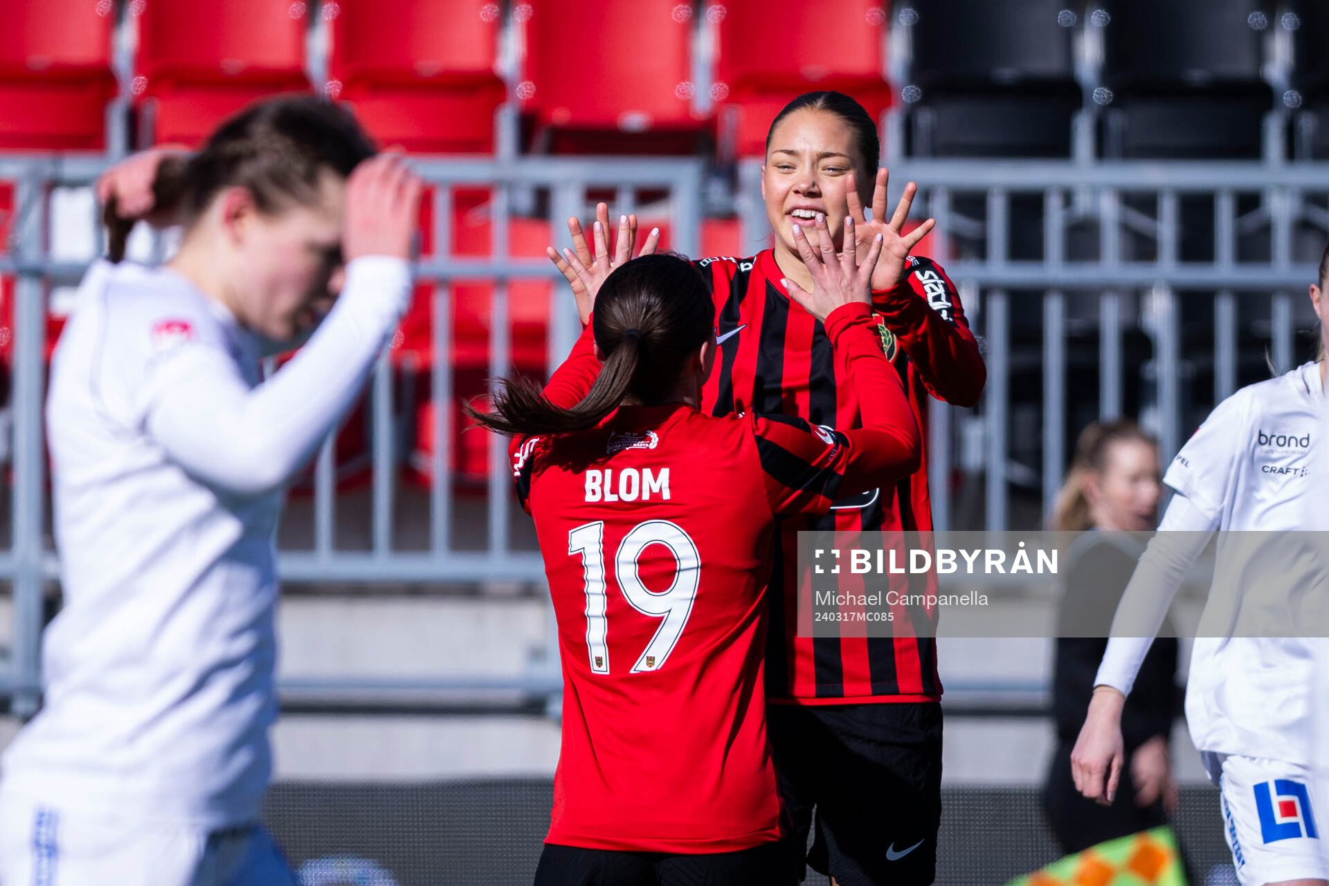 Brommapojkarnas Vera Blom och Tuva Ölvestad jublar efter 1-0 målet under fotbollsmatchen i Svenska Cupen mellan Brommapojkarna och IK Uppsala den 17 mars 2024 i Stockholm.