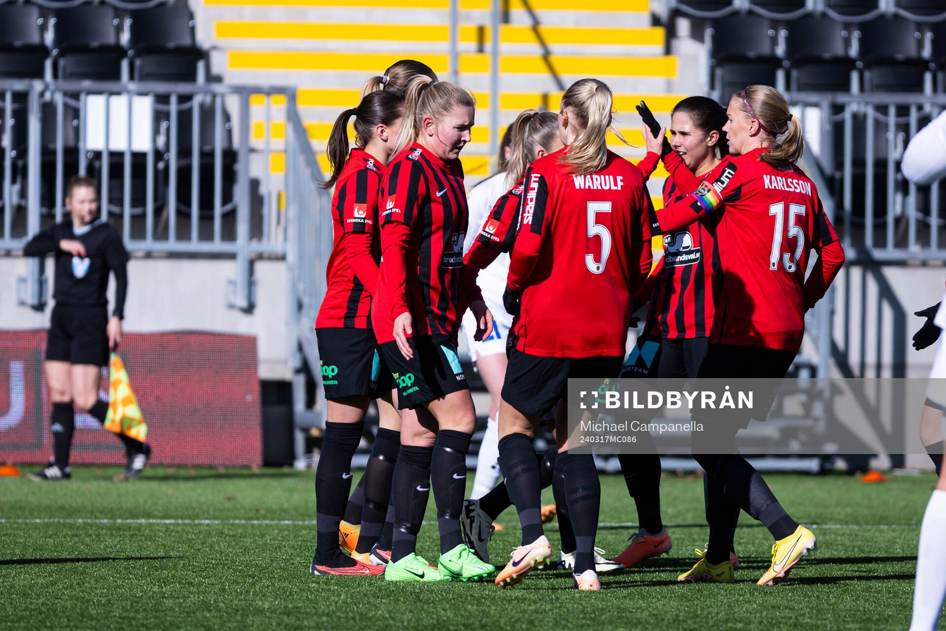 Spelarna från Brommapojkarnas jublar