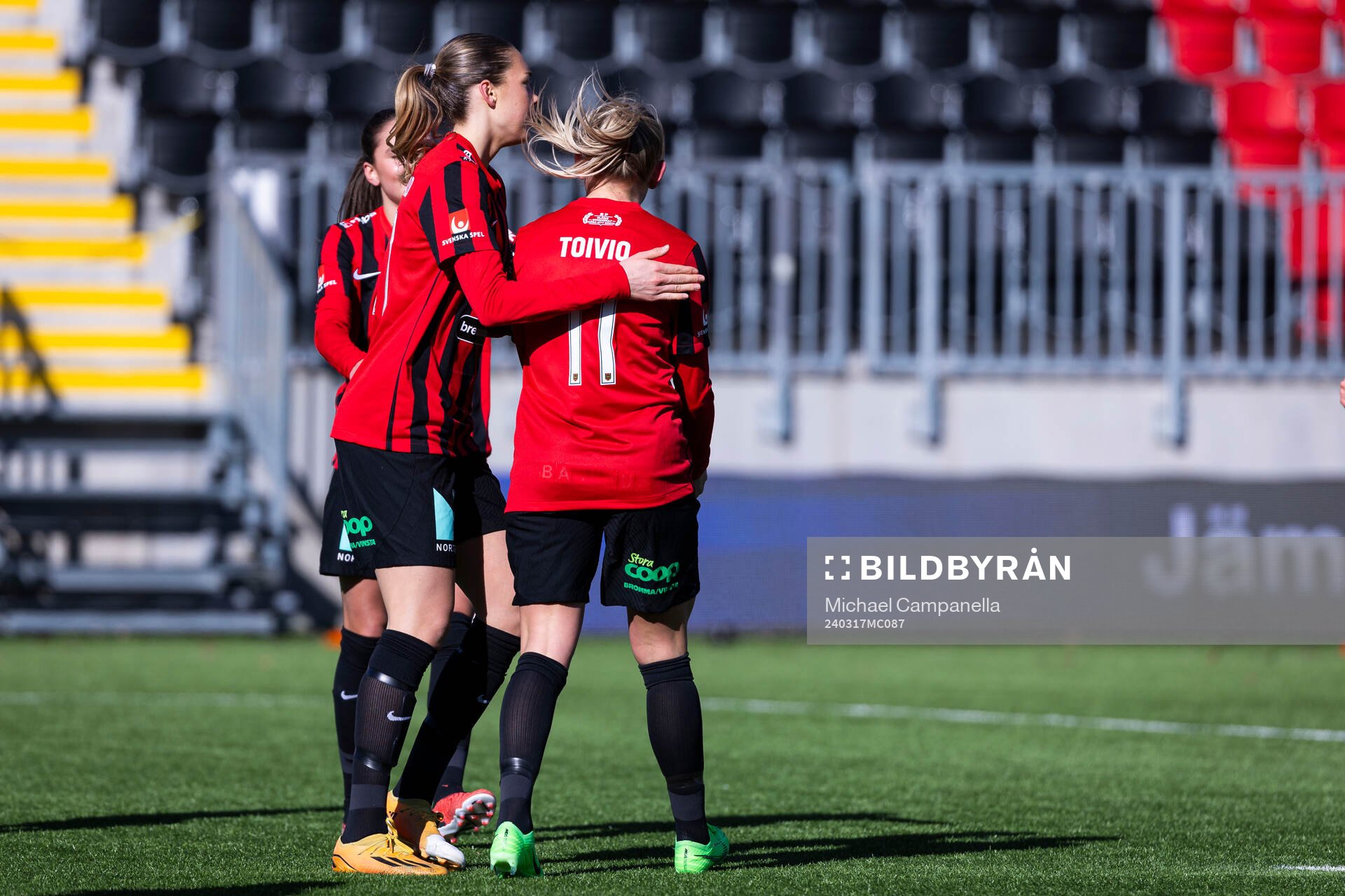 Brommapojkarnas Ellen Toivio jublar med Tuva Ölvestad