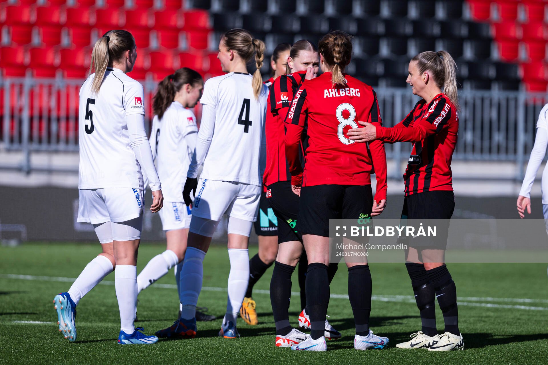 Brommapojkarnas Alice Ahlberg jublar med lagkamrater