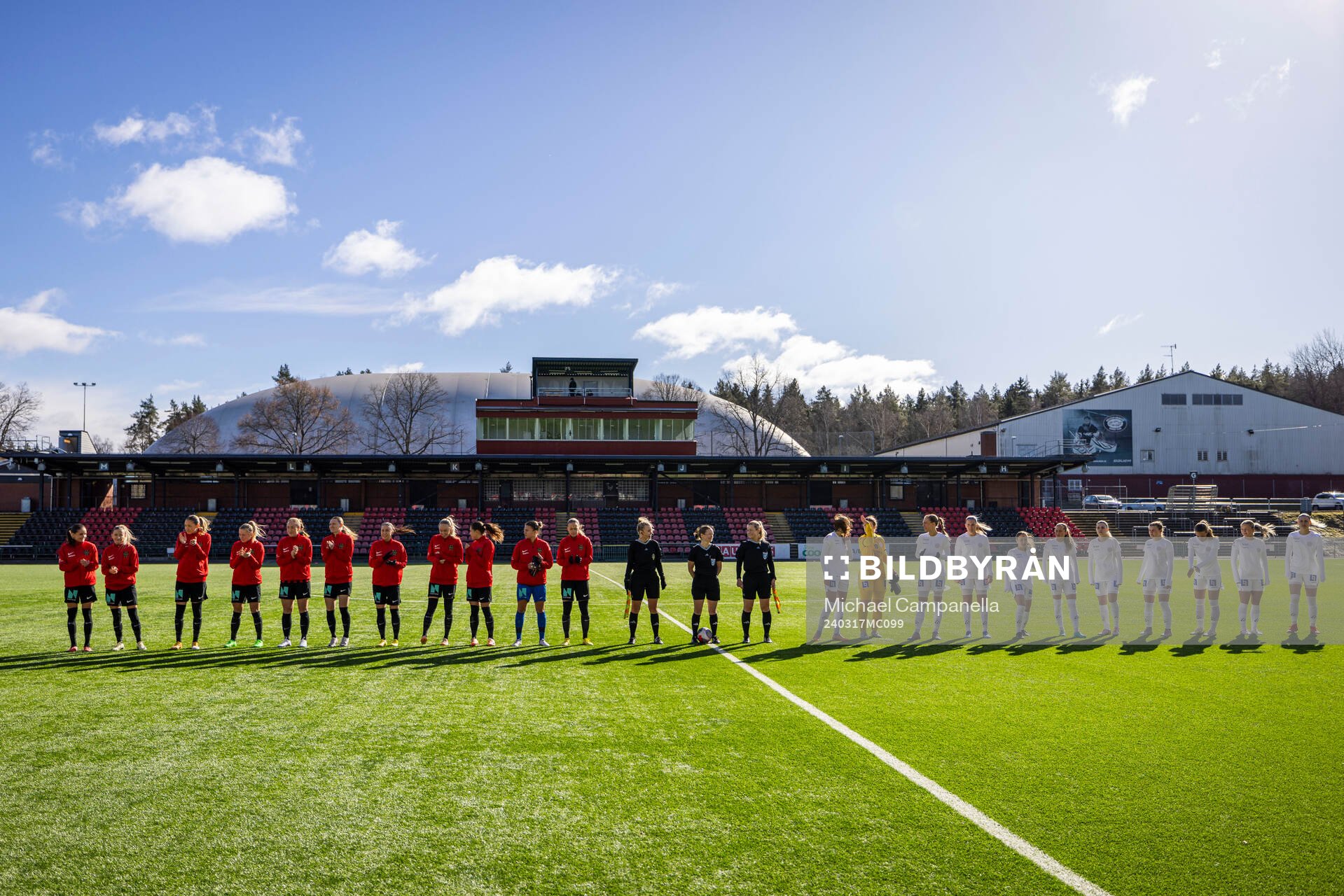 Brommapojkarnas och IK Uppsalas lag i lineup innan