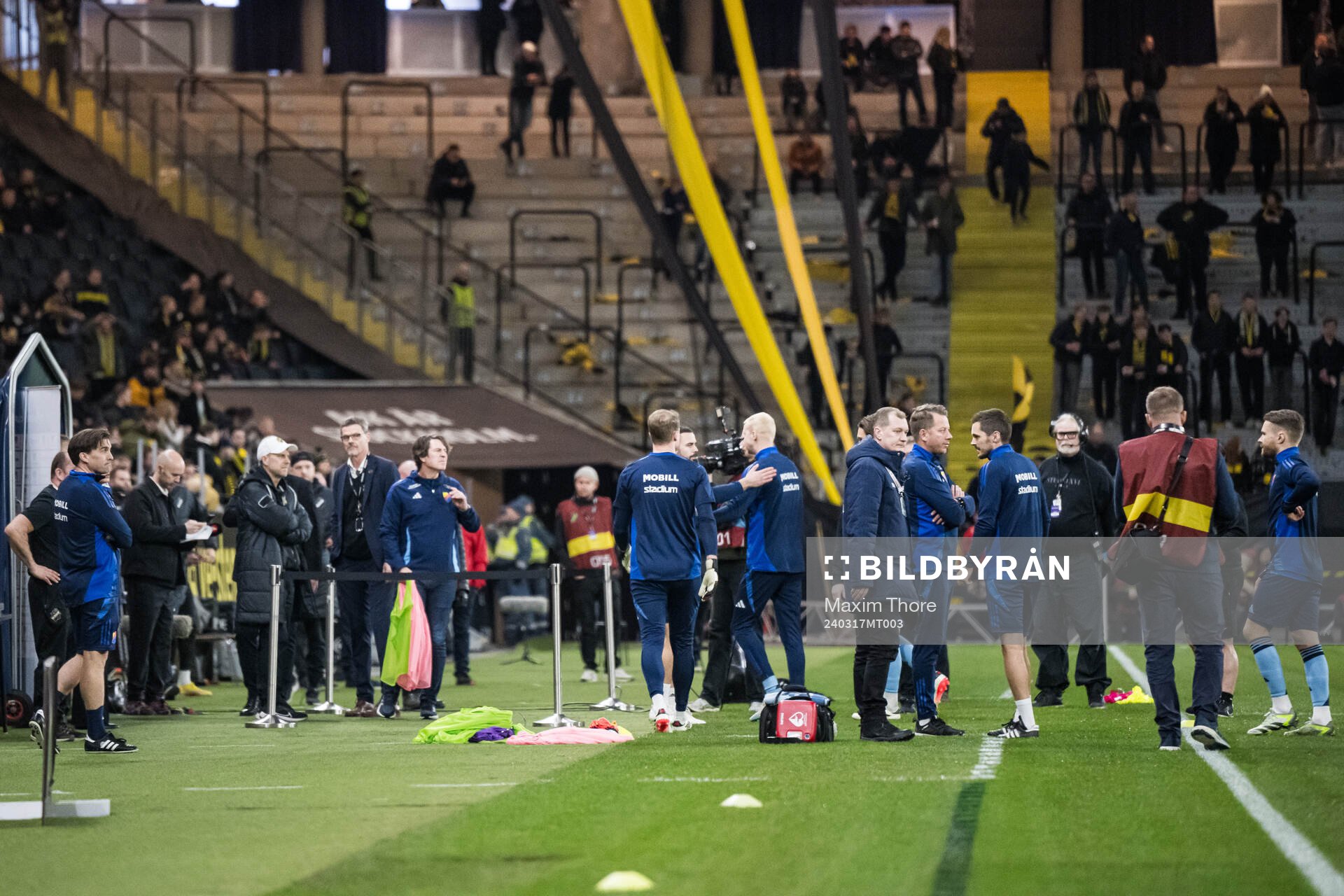 Spelarna lämnar uppvärmningen på grund av fyrverkerier