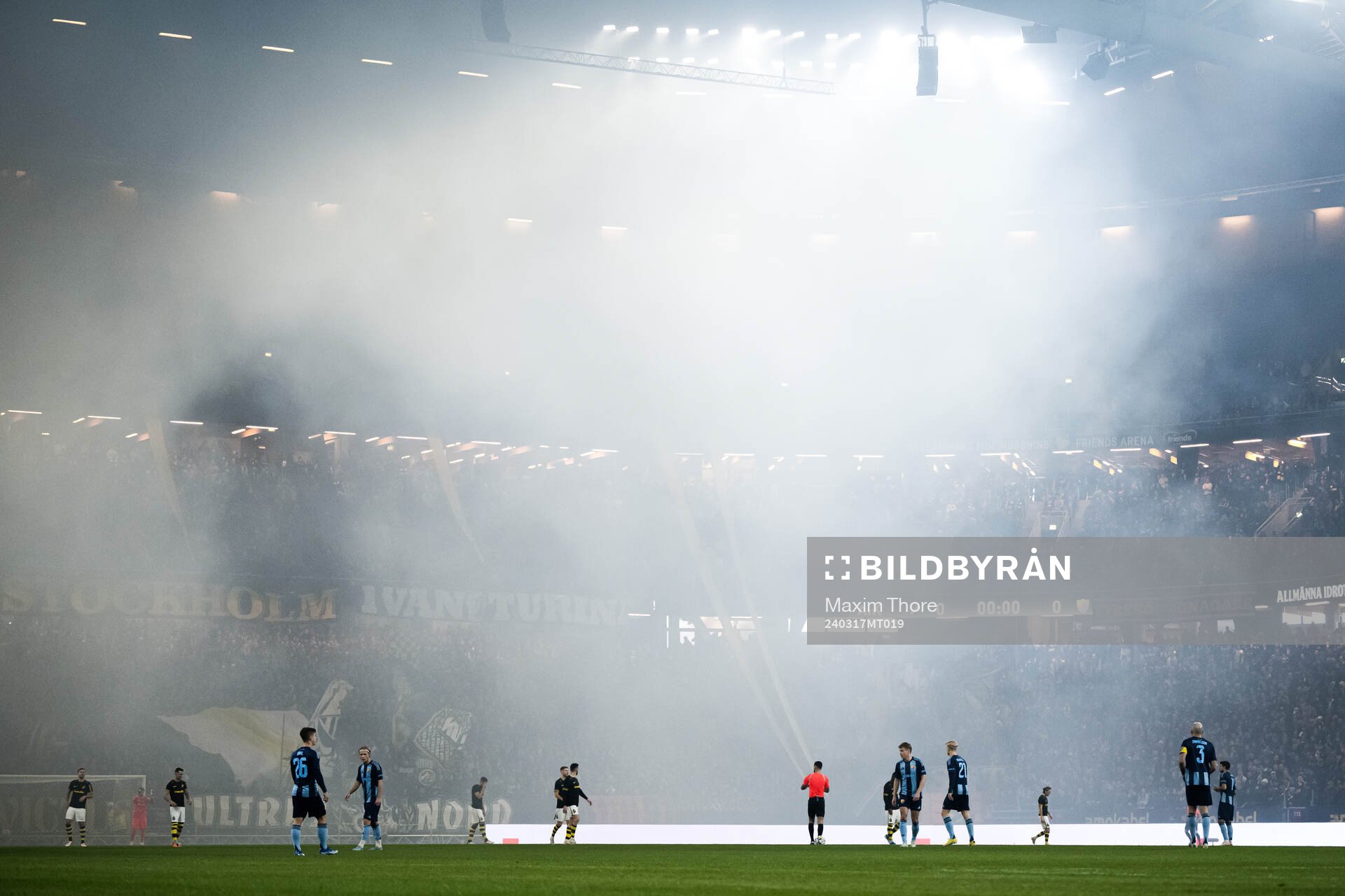 Rök från pyroteknik under semifinalen i Svenska Cupen mellan AIK och Djurgården den 17 mars 2024 i Stockholm. 
