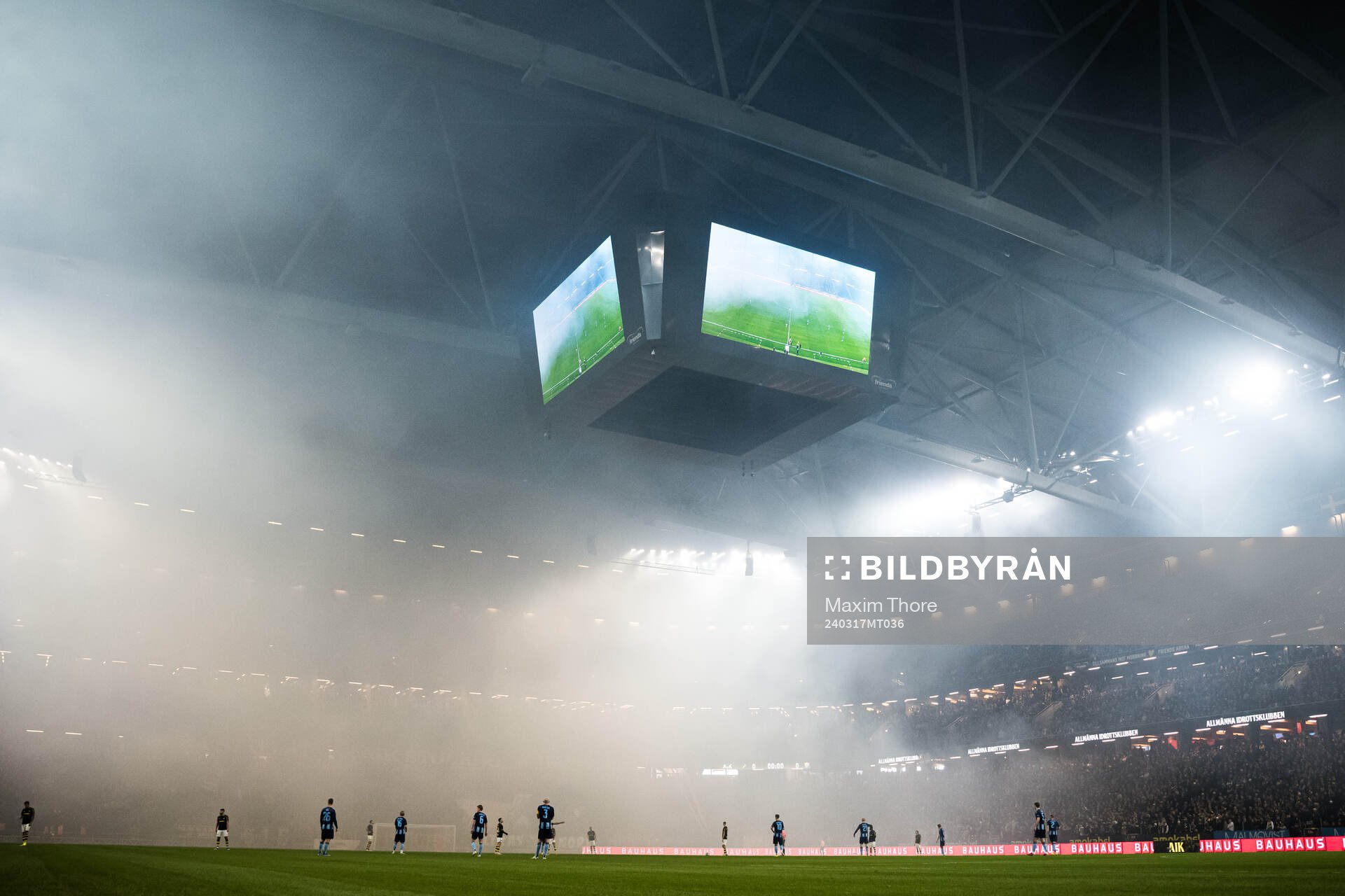 Rök från bengaler på Friends Arena