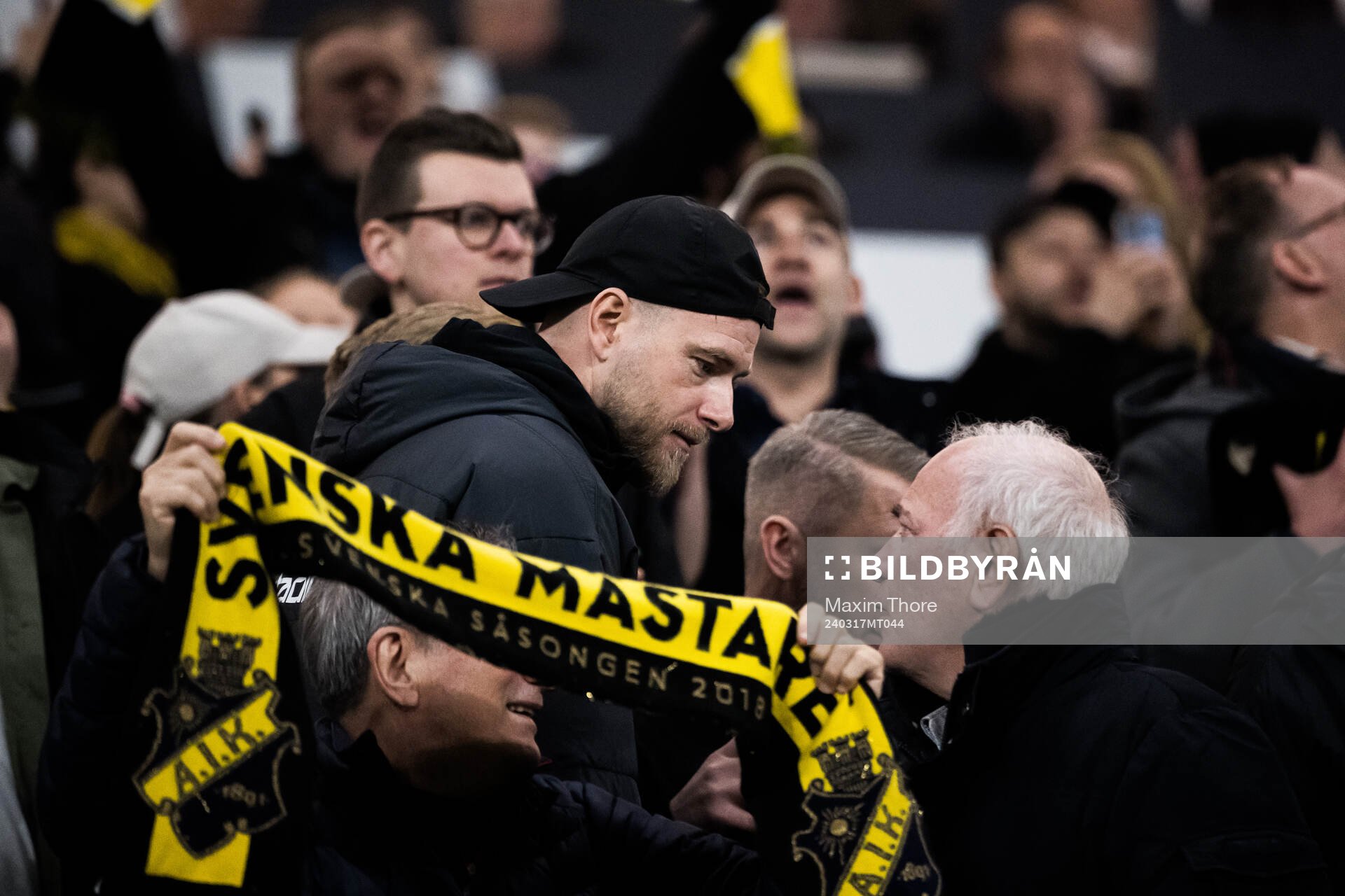 AIKs John Guidetti på läktaren