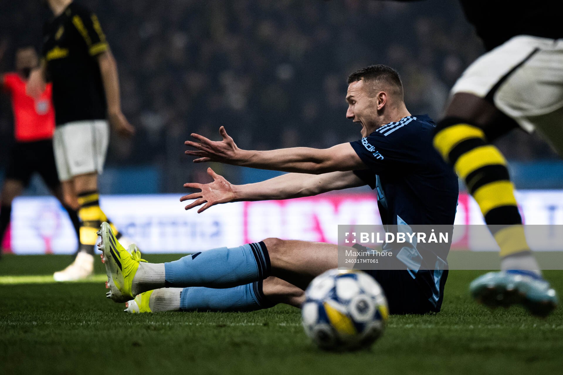 Djurgårdens Piotr Johansson reagerar