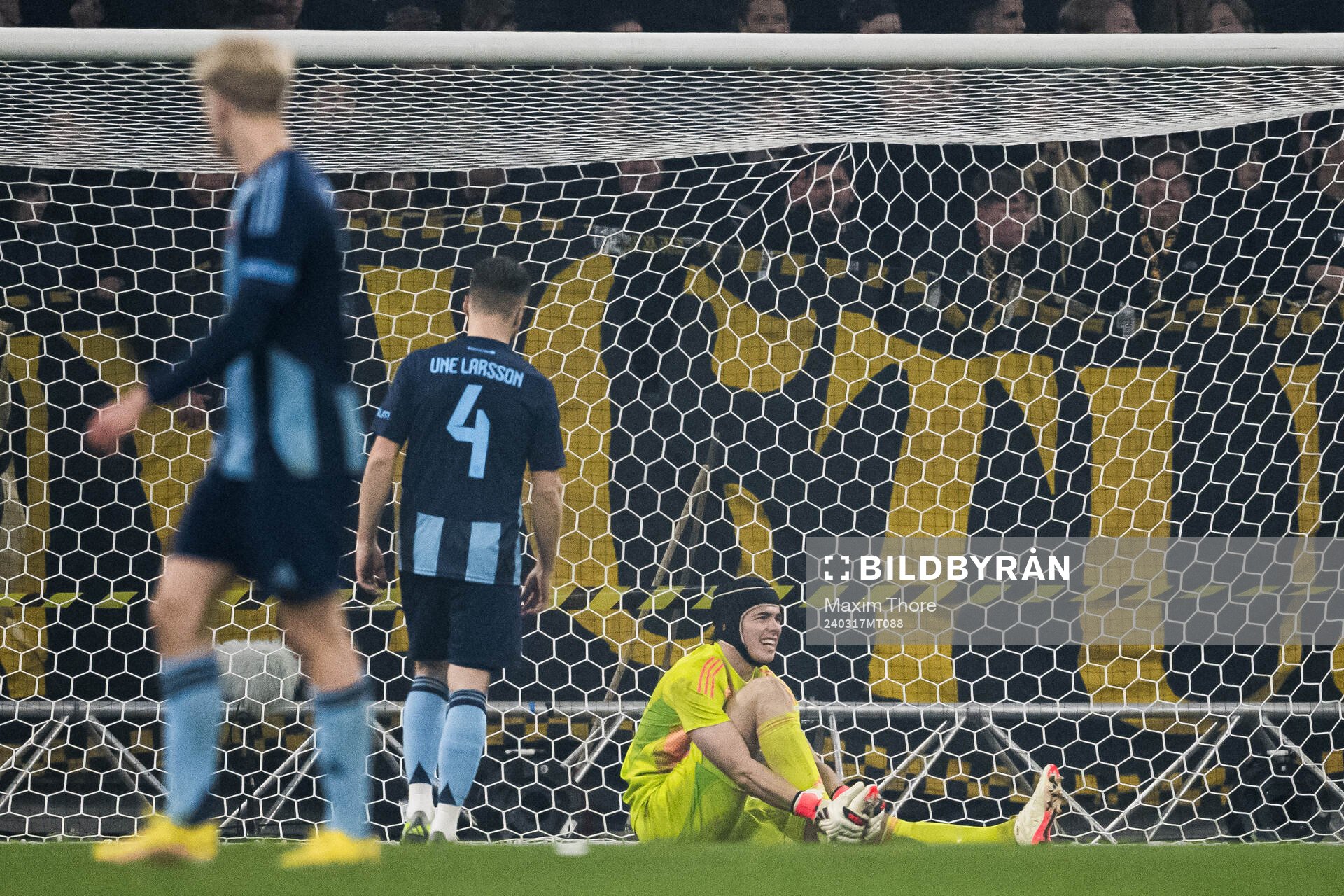 Djurgårdens målvakt Jacob Widell Zetterström har ont under semifinalen i Svenska Cupen mellan AIK och Djurgården den 17 mars 2024 i Stockholm.