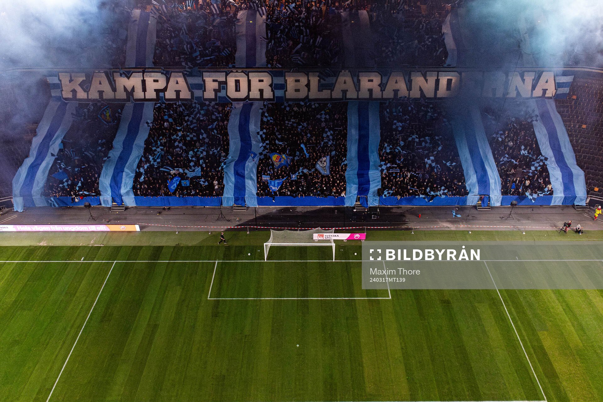 Djurgårdens supportrar med ett tifo