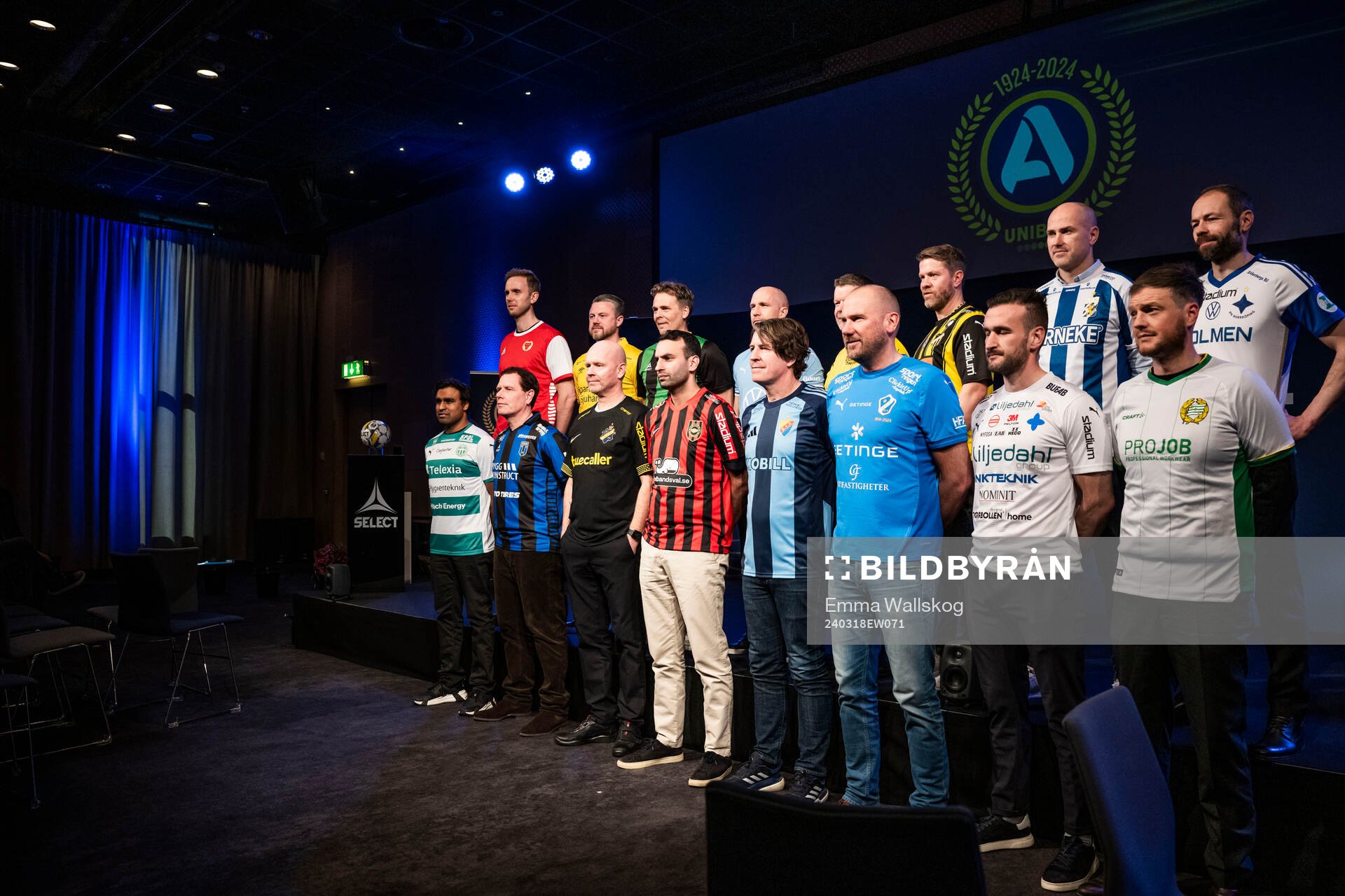 Tränarna står uppställda för en lagbild under fotbollsallsvenskans upptaktsträff den 18 mars 2024 i Stockholm. Övre raden fr.v: Henrik Jensen, Kalmar, Jimmy Thelin, Elfsborg, Fredrik Holmberg, GAIS, Henrik Rydström, Malmö FF, Anders Torstensson, Mjällby, Pål Arne Johansen, Häcken, Jens Berthel Askou, IFK Göteborg, och Andreas Alm, IFK Norrköping. Nedre raden fr.v. Kalle Karlsson, Västerås, Christer Mattiasson, Sirius, Henning Berg, AIK, Andreas Engelmark, Brommapojkarna, Thomas Lagerlöf, Djurgården, Magnus Haglund, Halmstad, Anes Mravac, Värnamo, och Kim Hellberg, Hammarby,
