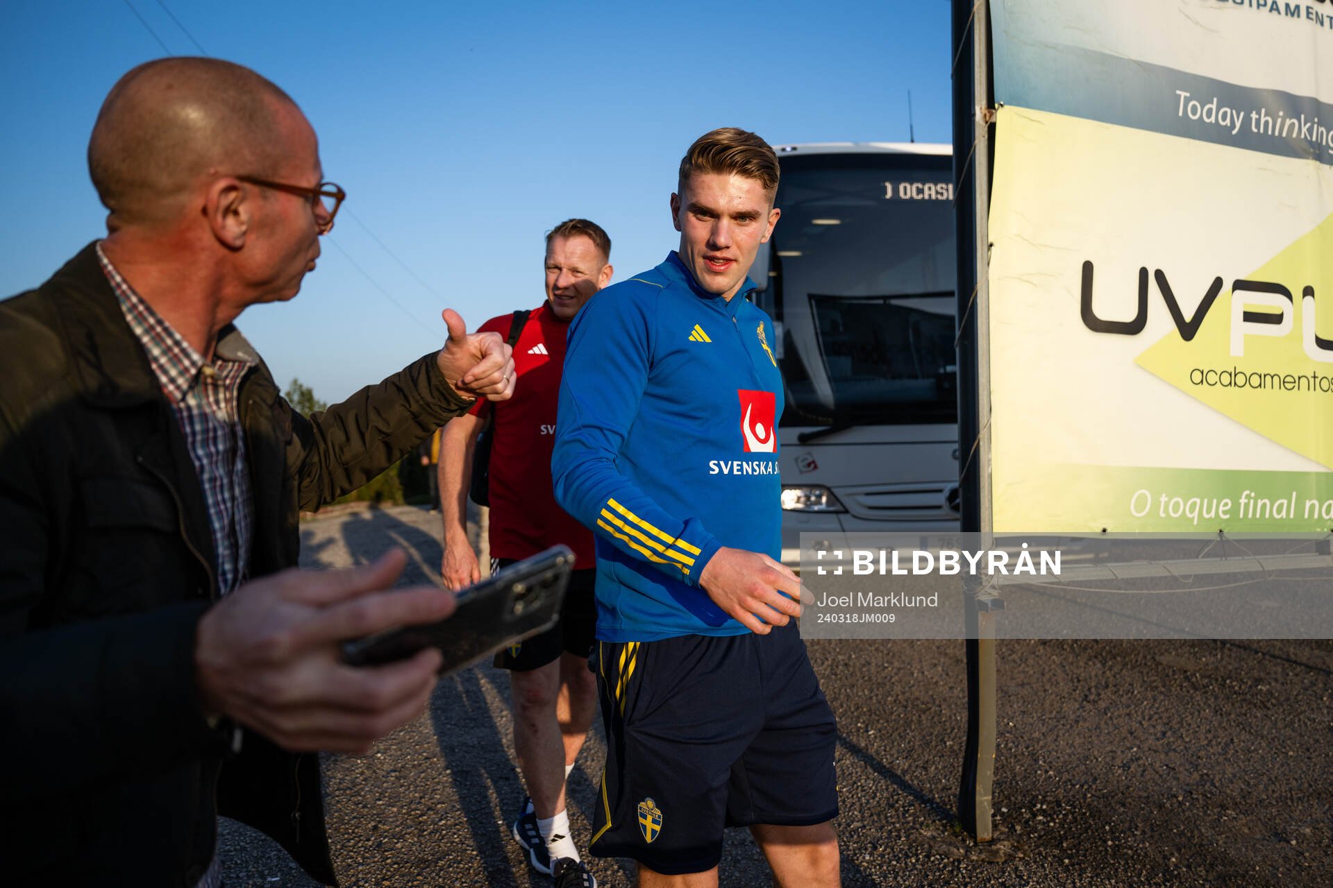 A fan asks for a picture with Viktor Gyökeres of the Swedish men's national football team during a training session on March 18, 2024 in Porto. 