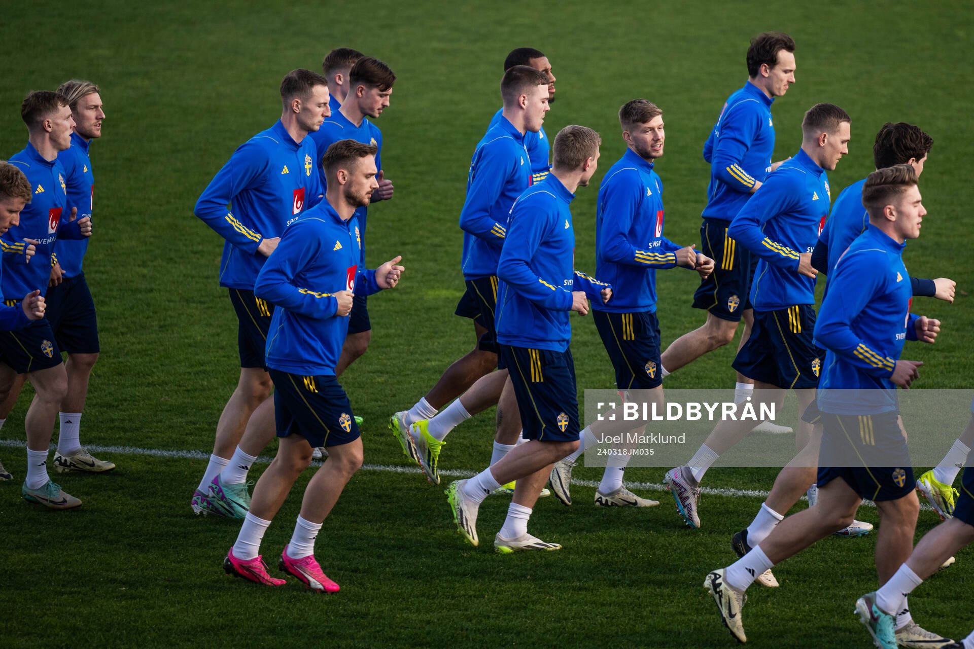 Anton Salétros with team mates of the Swedish men's