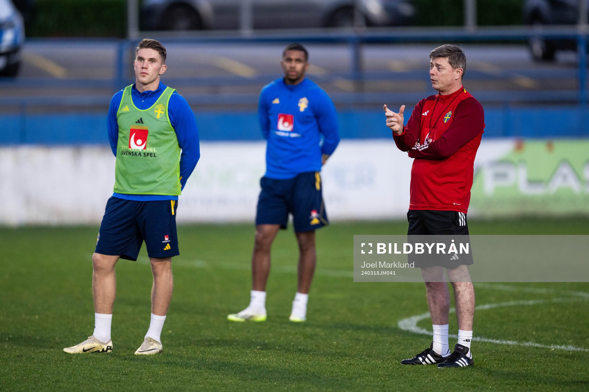 Viktor Gyökeres and head coach Jon Dahl Tomasson of the