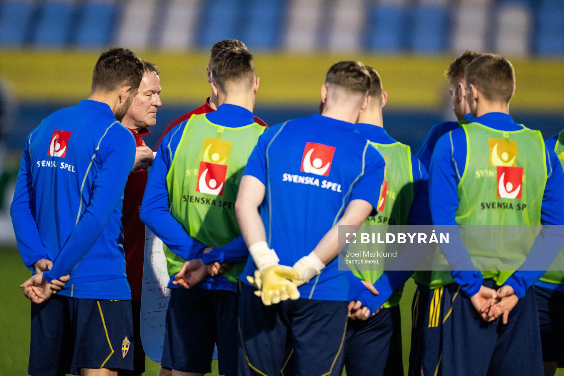 assistant coach Remy Reijnierse instructing players of the