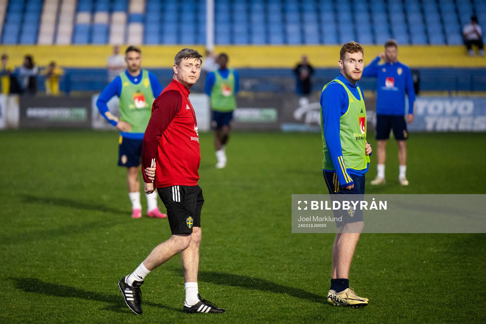 Head coach Jon Dahl Tomasson and Dejan Kulusevski of the