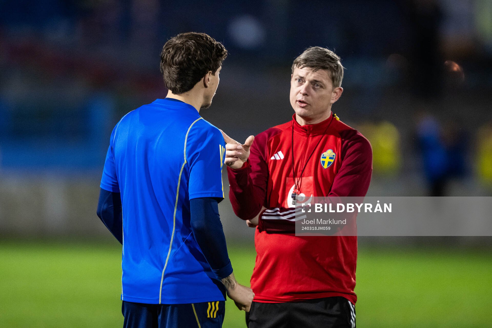 Victor Nilsson Lindelöf and head coach Jon Dahl Tomasson of the Swedish men's national football team during a training session on March 18, 2024 in Porto.