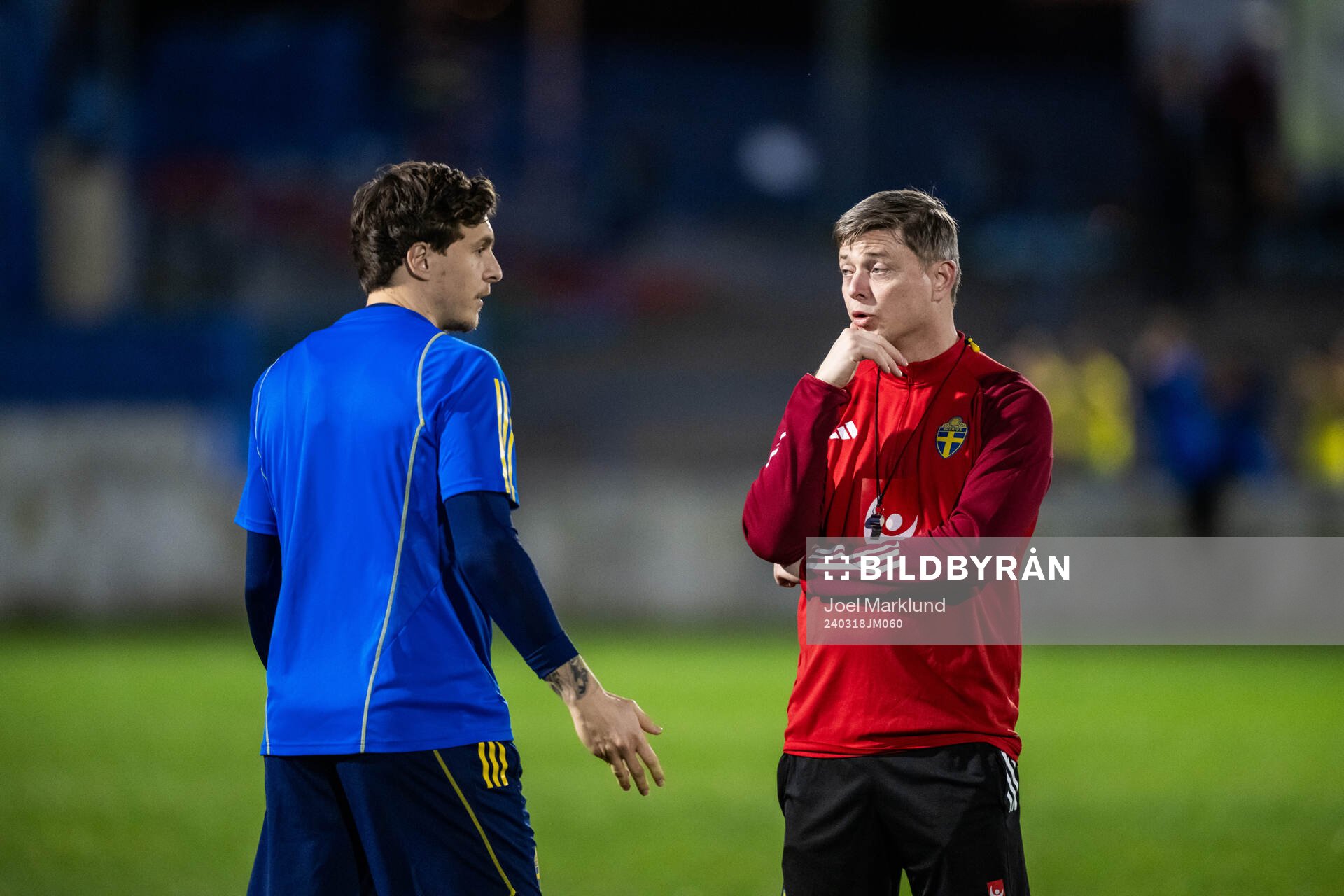 Victor Nilsson Lindelöf and head coach Jon Dahl Tomasson of the Swedish men's national football team during a training session on March 18, 2024 in Porto.