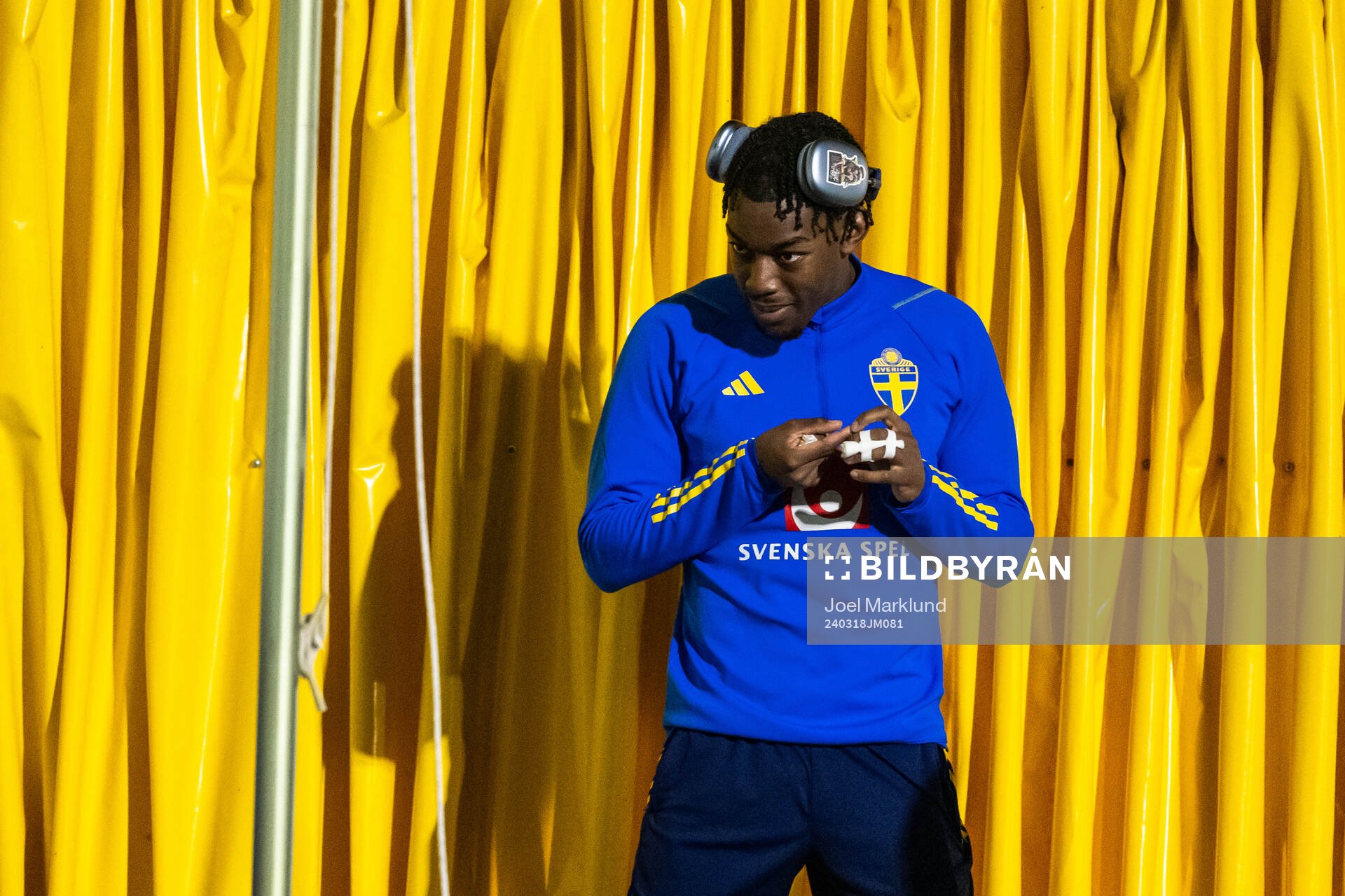 Anthony Elanga of the Swedish men's national football team with tape on his fingers during a training session on March 18, 2024 in Porto. 