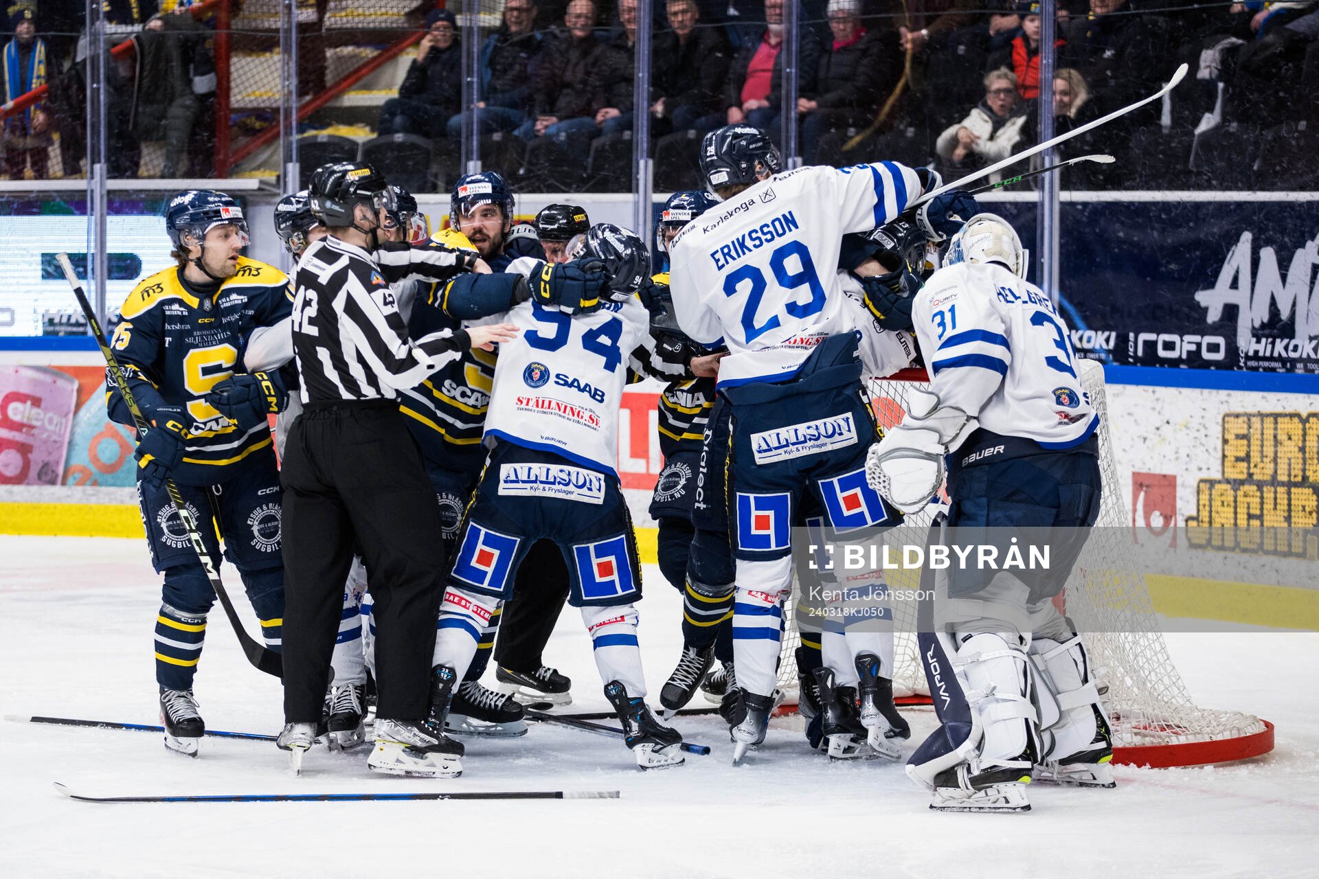 Bråk mellan Södertäljes och Karlskogas spelare