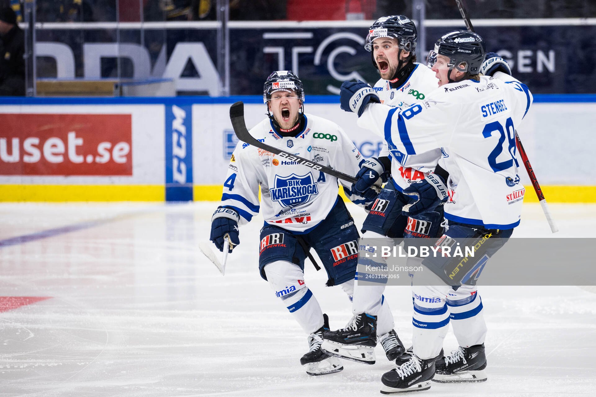 Karlskogas Theodor Pistek (m) jublar med Henrik Larsson (v)