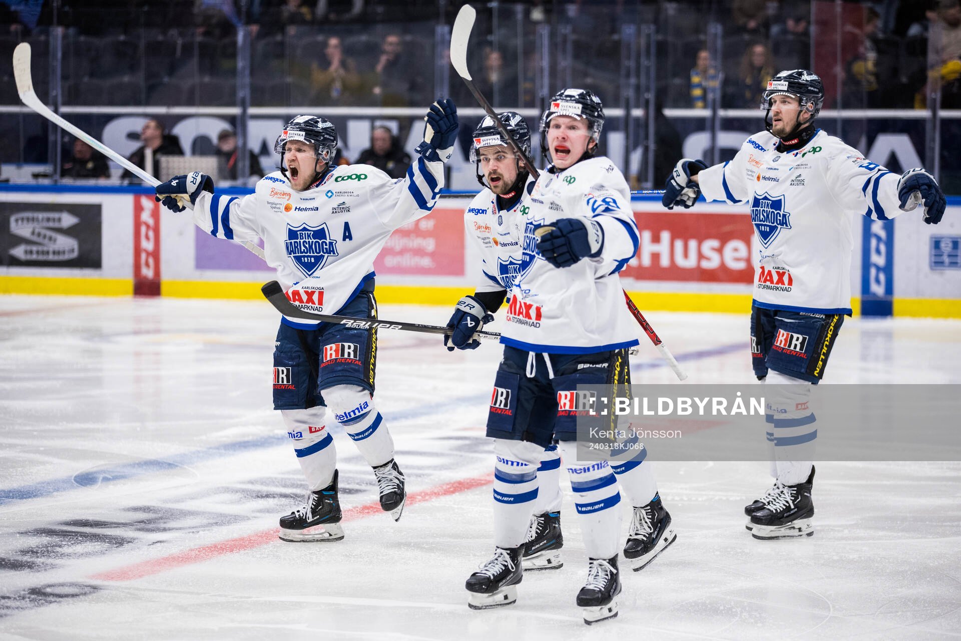Karlskogas Theodor Pistek (m) jublar med Henrik Larsson (v)