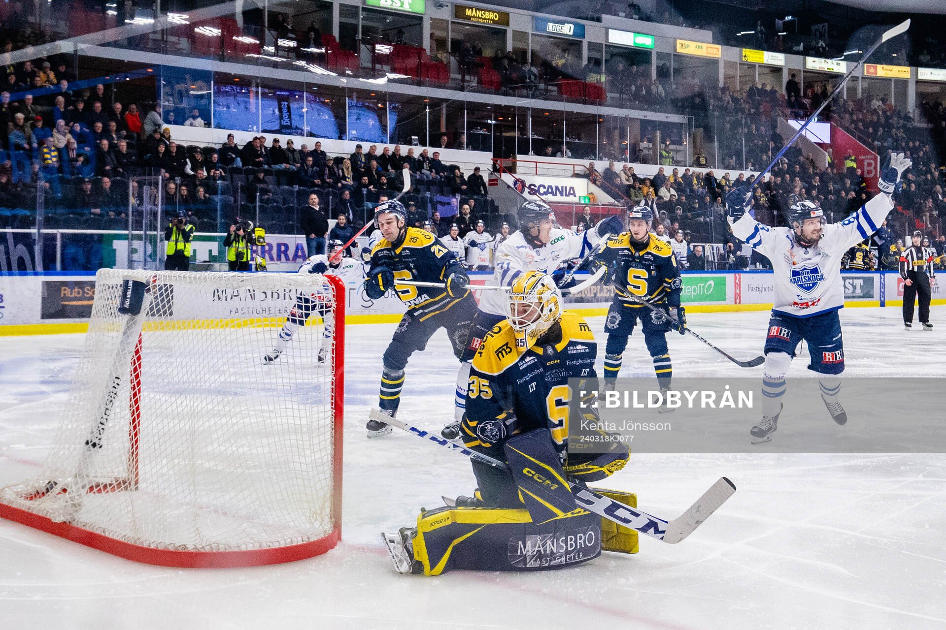 Södertäljes målvakt Tomas Sholl släpper in 1-2 av