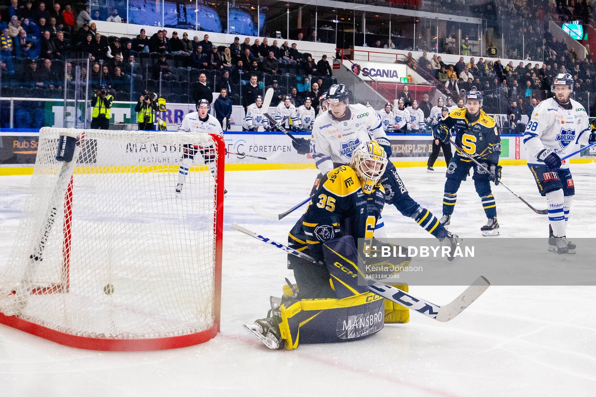 Södertäljes målvakt Tomas Sholl släpper eftiner 1-2 av