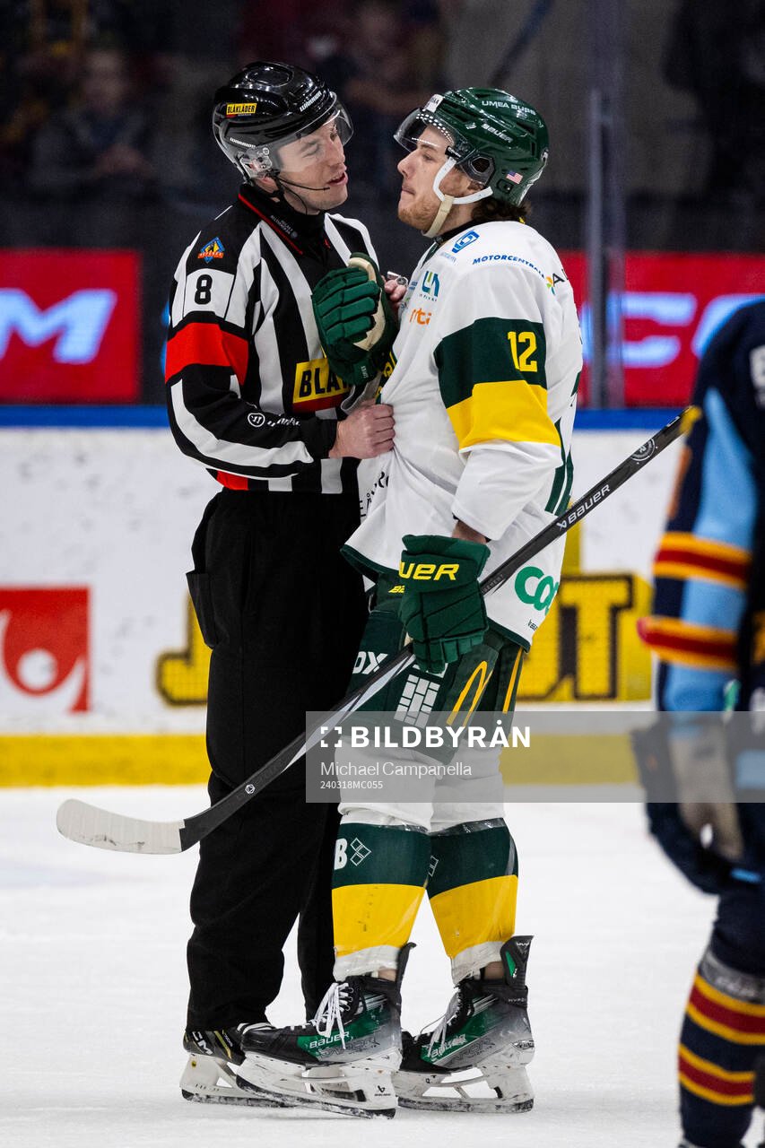 Björklövens Scott Pooley med domaren Oscar Nilsson