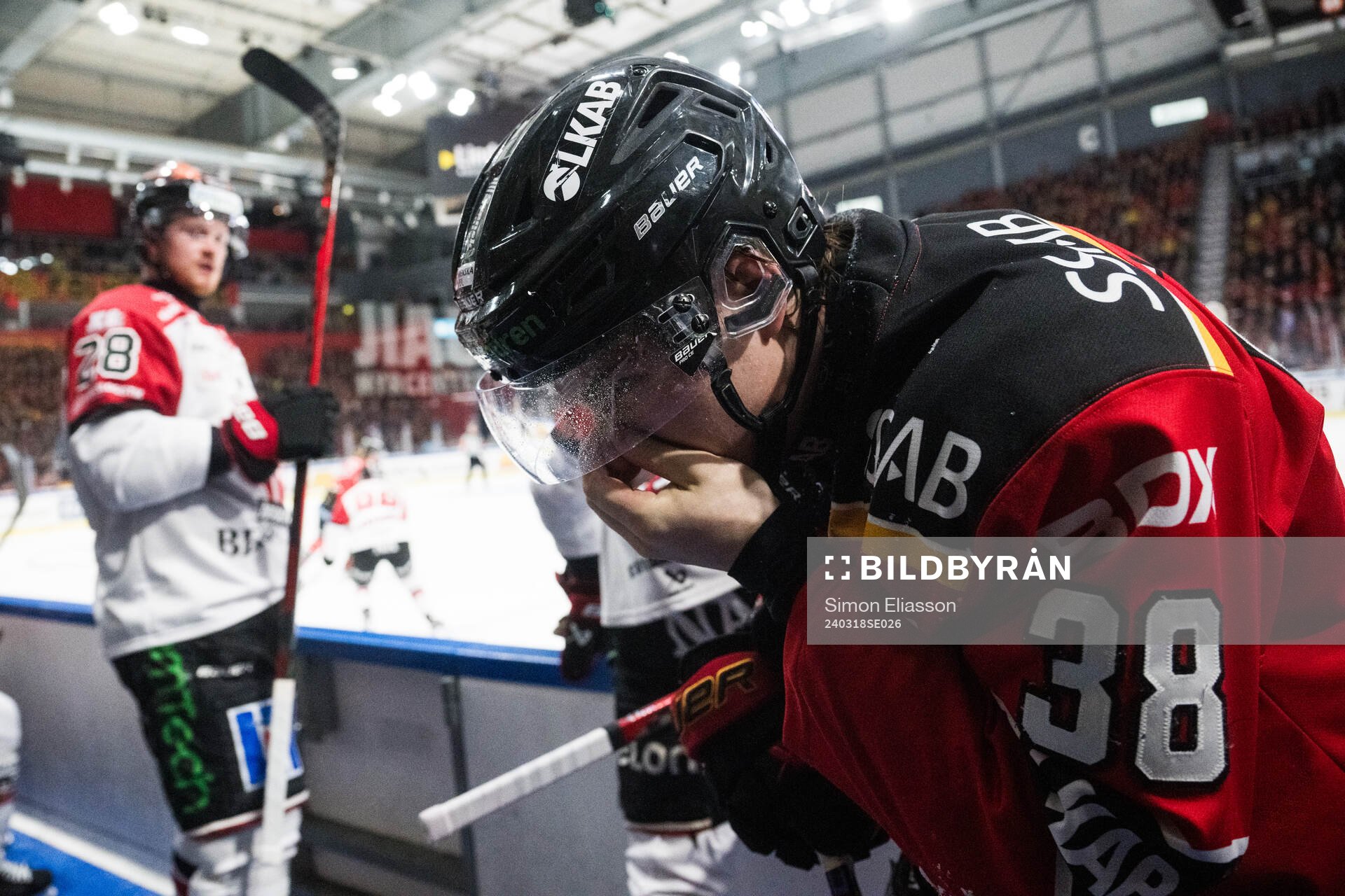 Luleås Olli Nikupeteri har ont
