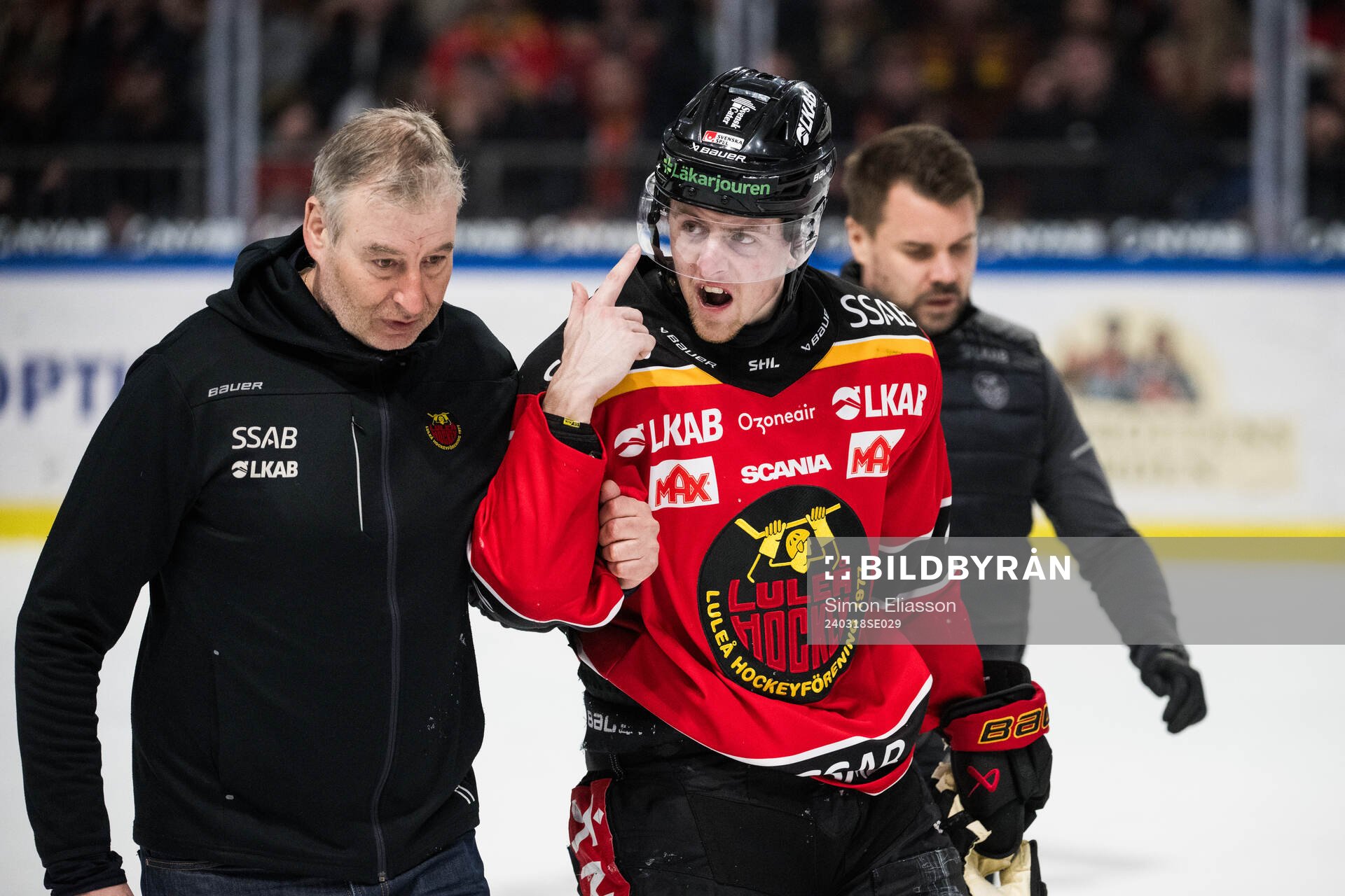 Luleås Jesper Sellgren får hjälp av isen