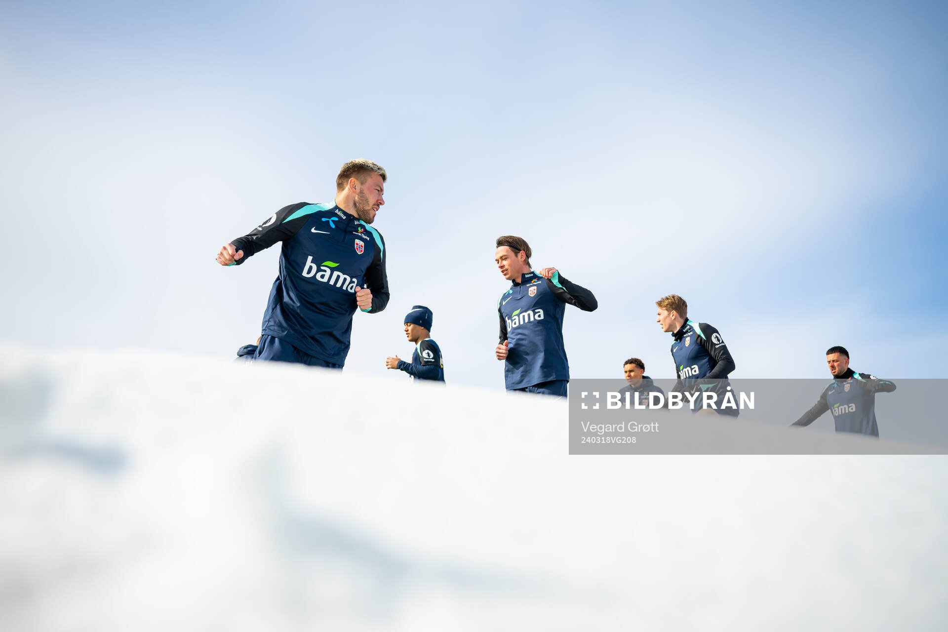 Fredrik André Bjørkan and players of the Norwegian