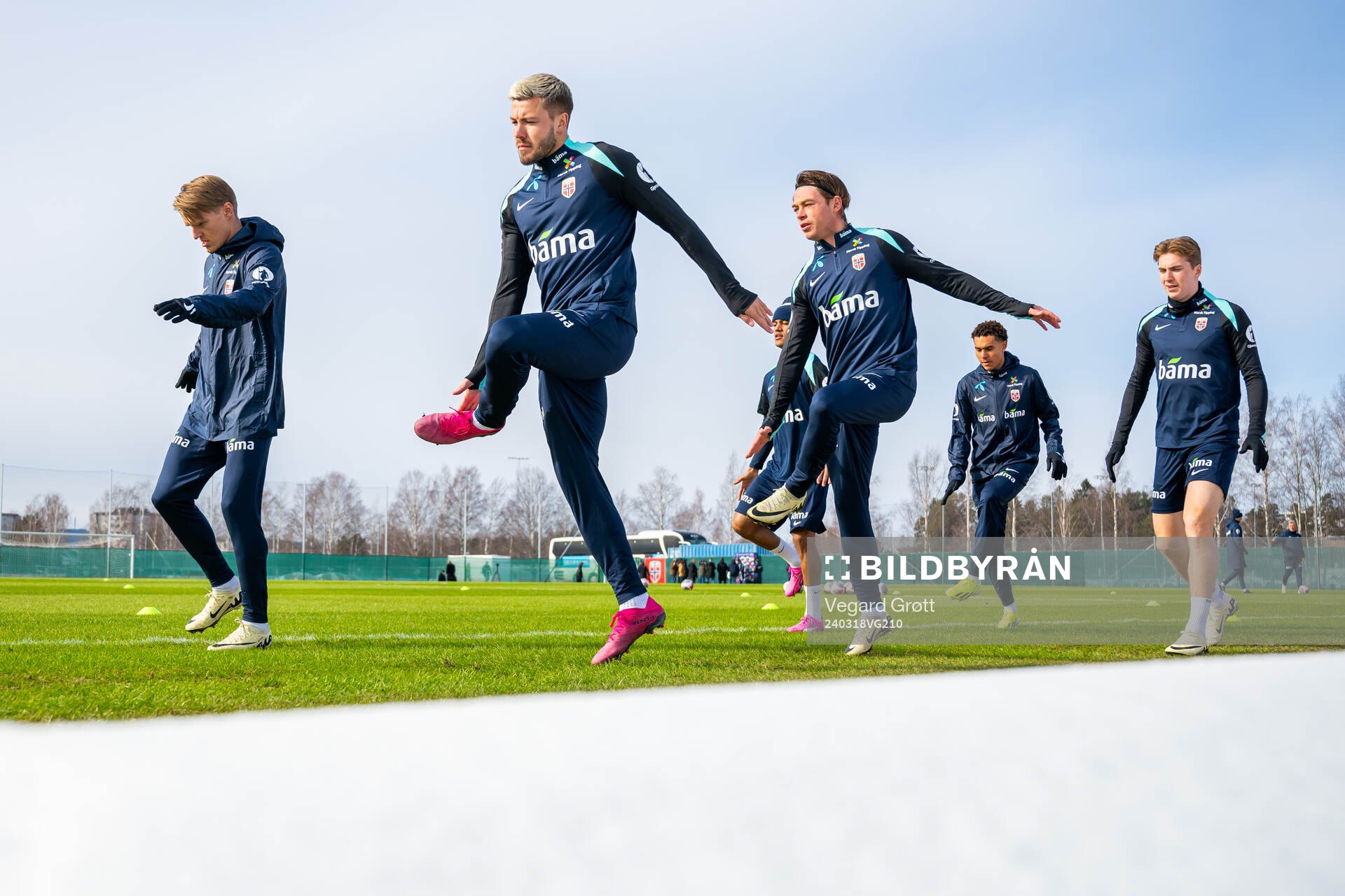 Fredrik André Bjørkan and players of the Norwegian