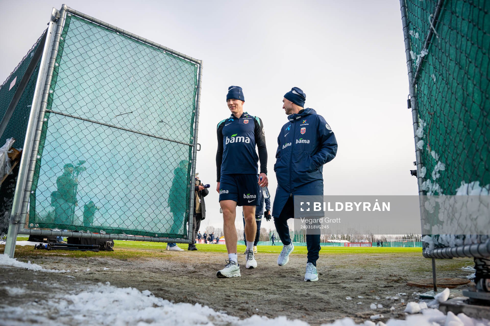 Kristian Thorstvedt and Sigurd Ertsås, kit manager of the Norwegian national football team, after a training session on March 18, 2024 in Lillestrøm. 