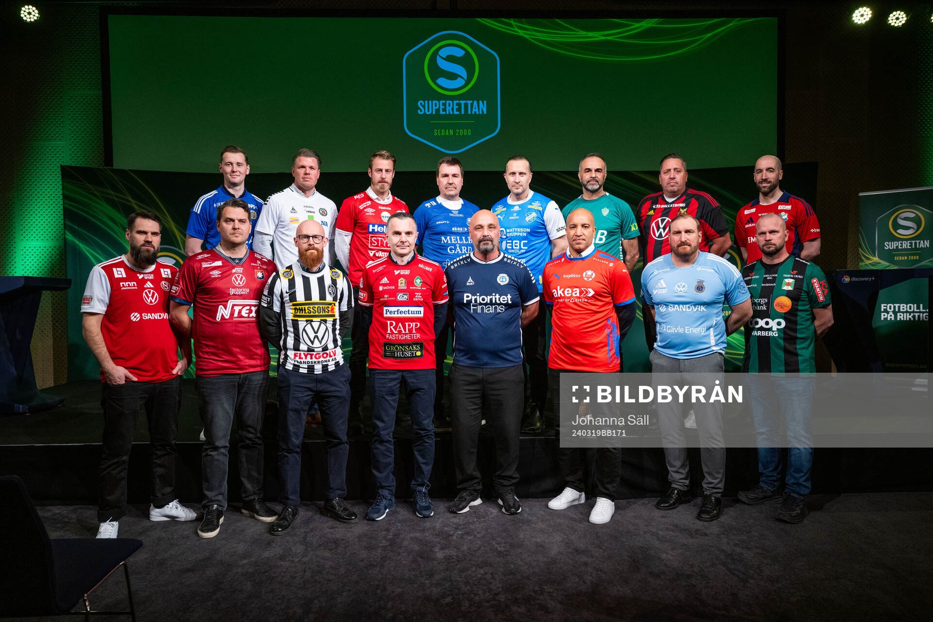 Tränarna står uppställda för en lagbild
