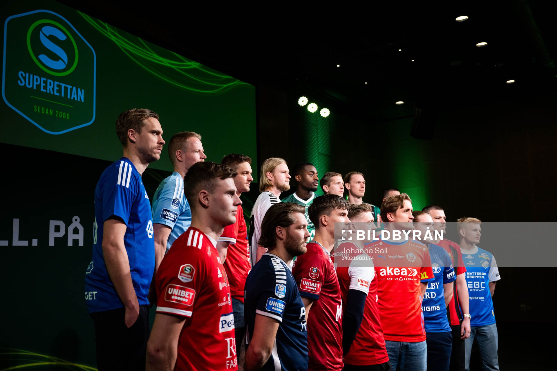 Spelarna står uppställda för en lagbild under superettans upptaktsträff den 19 mars 2024 i Stockholm. Övre raden fr.v.: Pontus Engblom, GIF Sundsvall, Martin Rauschenberg, Gefle, Johan Mårtensson, Degerfors, Kalle Holmberg, Örebro, Adil Titi, Brage, Philip Andersson, Landskrona, Hampus Zackrisson, Vargberg, Vladimir Rodic, Östers IF. Nedre raden fr. v.: Filip Schyberg, Skövde AIK, Karl Bohm, Utsikten, Daniel Paulson, Örgryte, Gustav Thörn, Sandviken, Thomas Rogne, Helsingborg, Charlie Weberg, Trelleborg, Kristian Novak, Östersund, Philip Engelbrektsson, Oddevold.