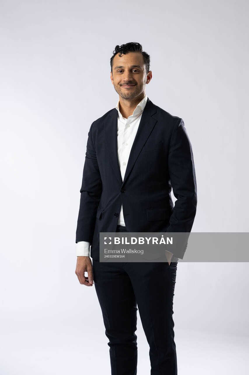 Ramin Nouri, programledare Discovery, poserar för ett porträtt under superettans upptaktsträff den 19 mars 2024 i Stockholm. 