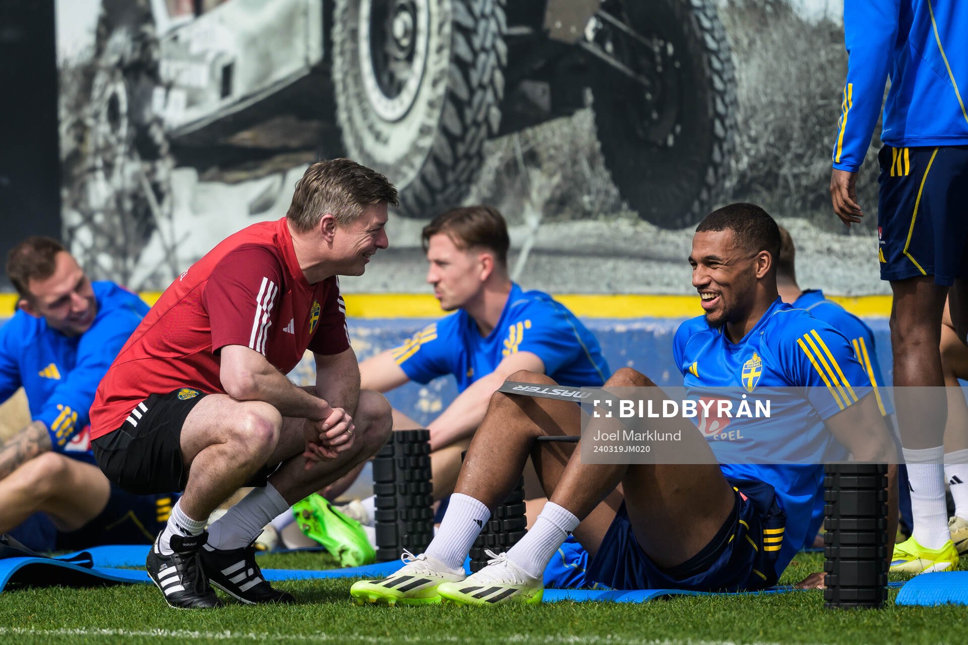 Head coach Jon Dahl Tomasson and Isak Hien of the Swedish