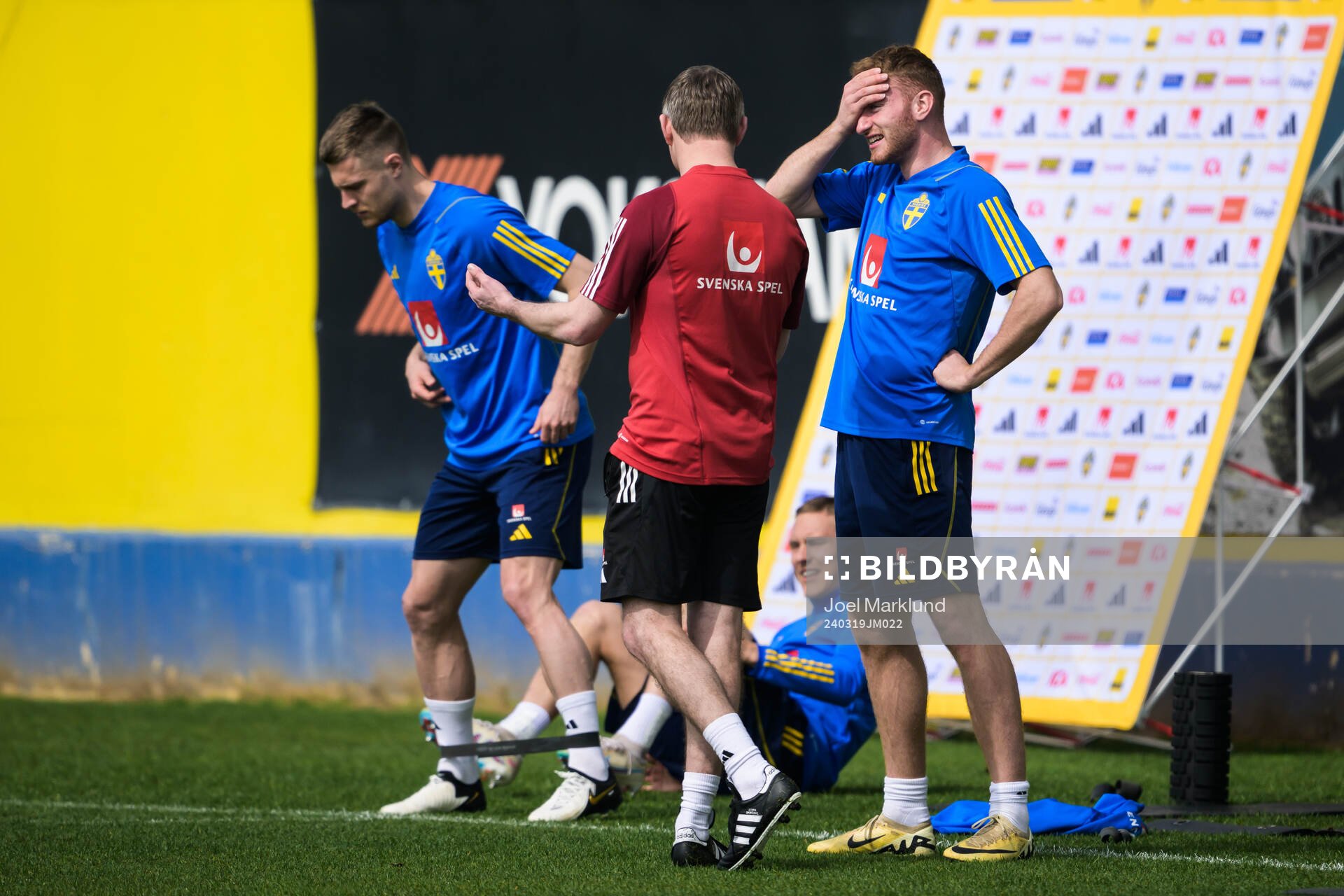Head coach Jon Dahl Tomasson and Dejan Kulusevski of the