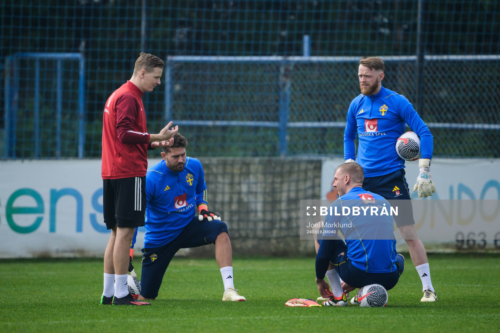 Goalkeeper coach Maths Elfvendal with goalkeepers