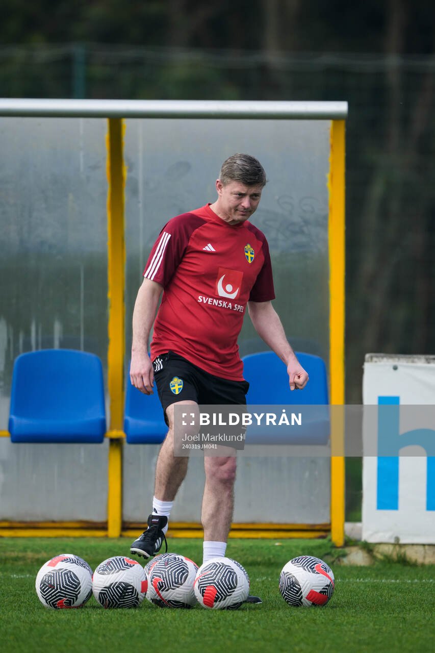 Head coach Jon Dahl Tomasson of the Swedish men's national