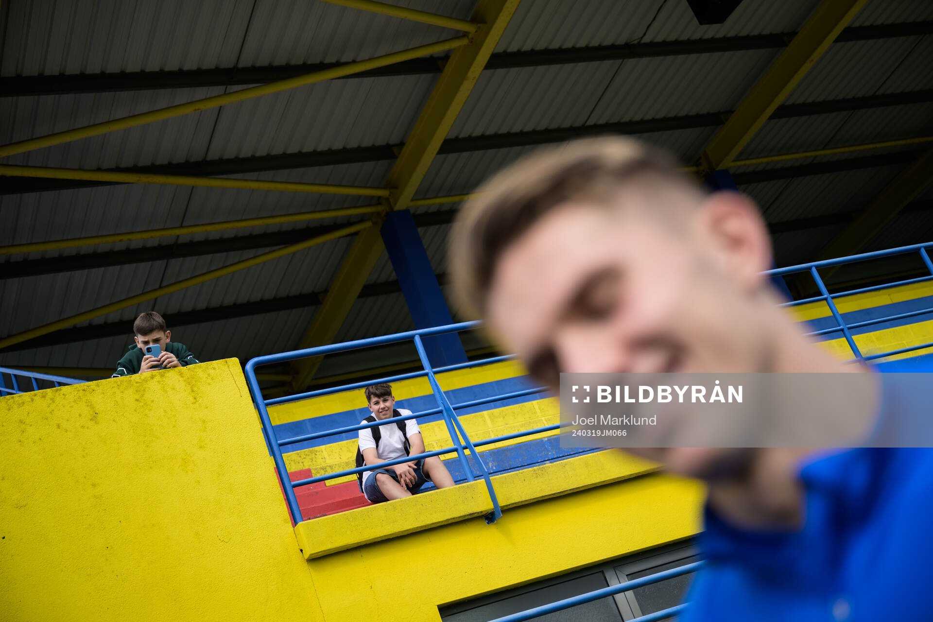 Children watch Viktor Gyökeres of the Swedish men's