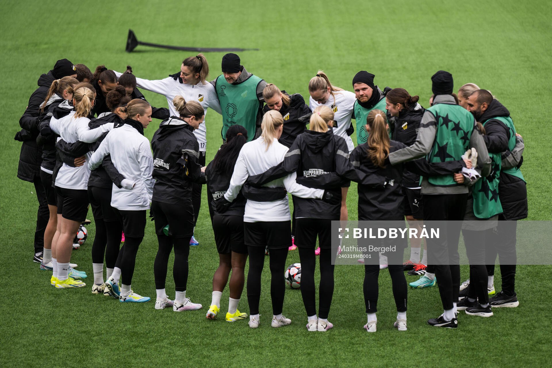 Players and coaches of Häcken gather