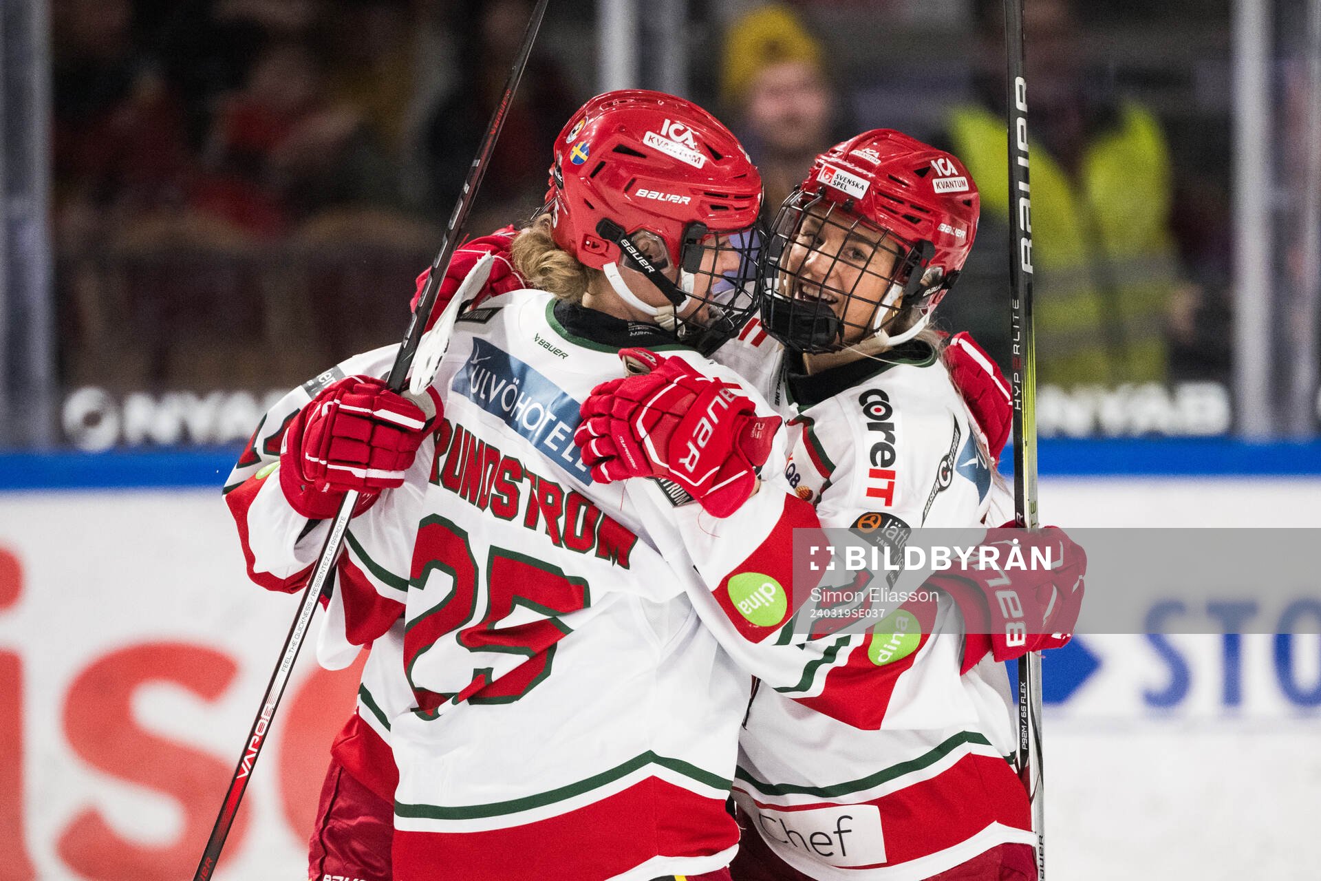 Modos Wilma Sundin jublar med Maja Grundström