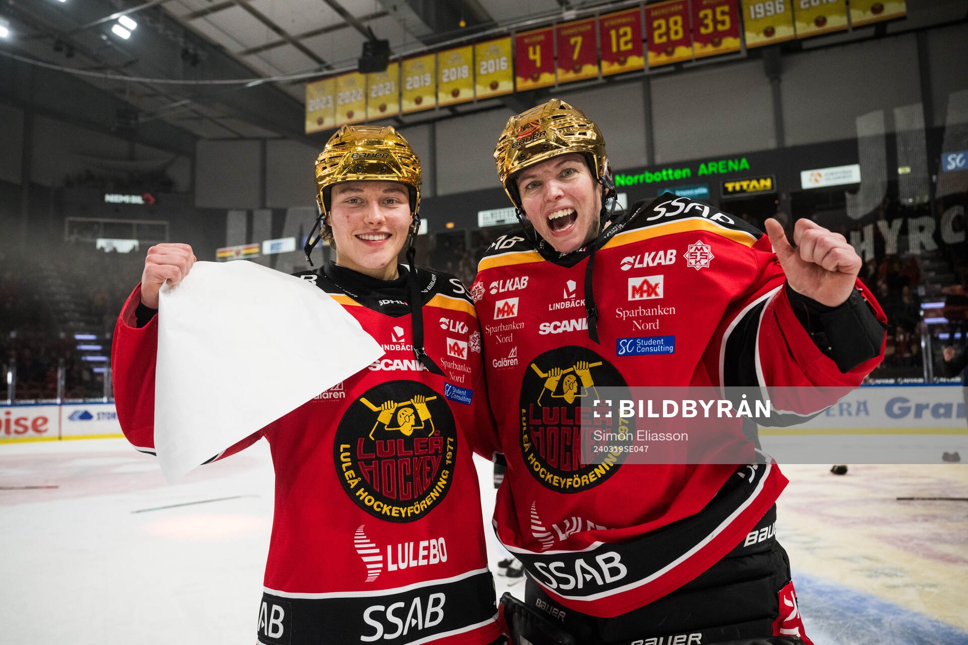 Luleås Viivi Vainikka och målvakt Sara Grahn jublar