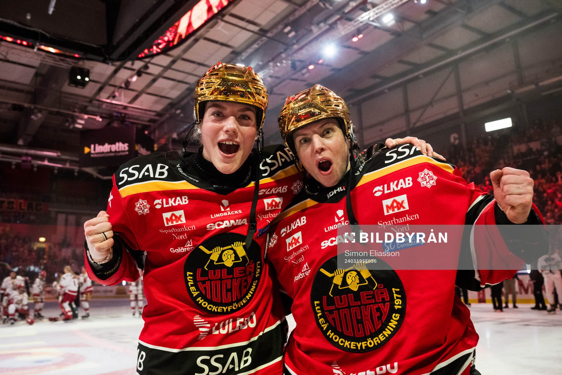 Luleås Ronja Savolainen och målvakt Sara Grahn jublar