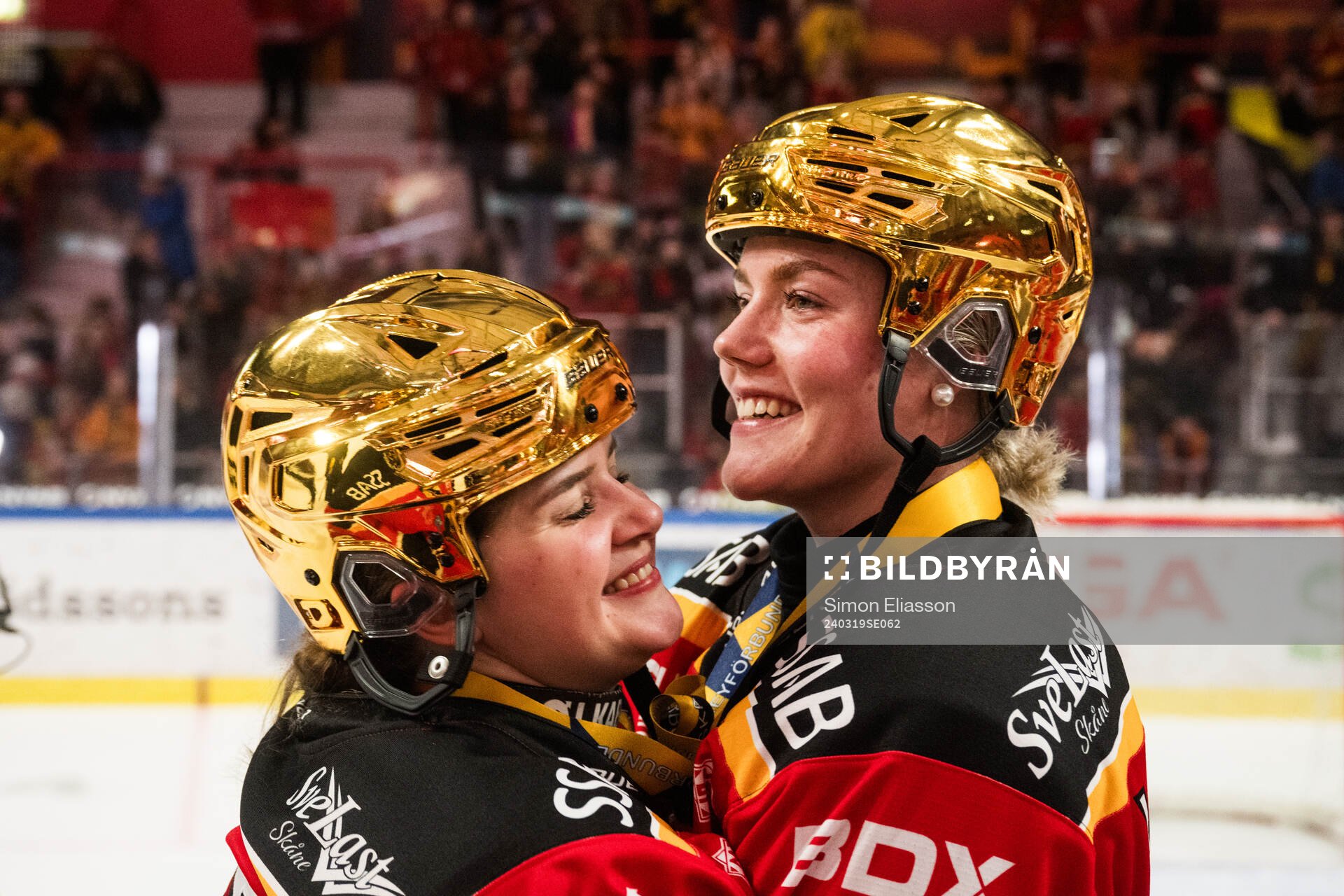 Luleås Emma Nordin och Ronja Savolainen jublar