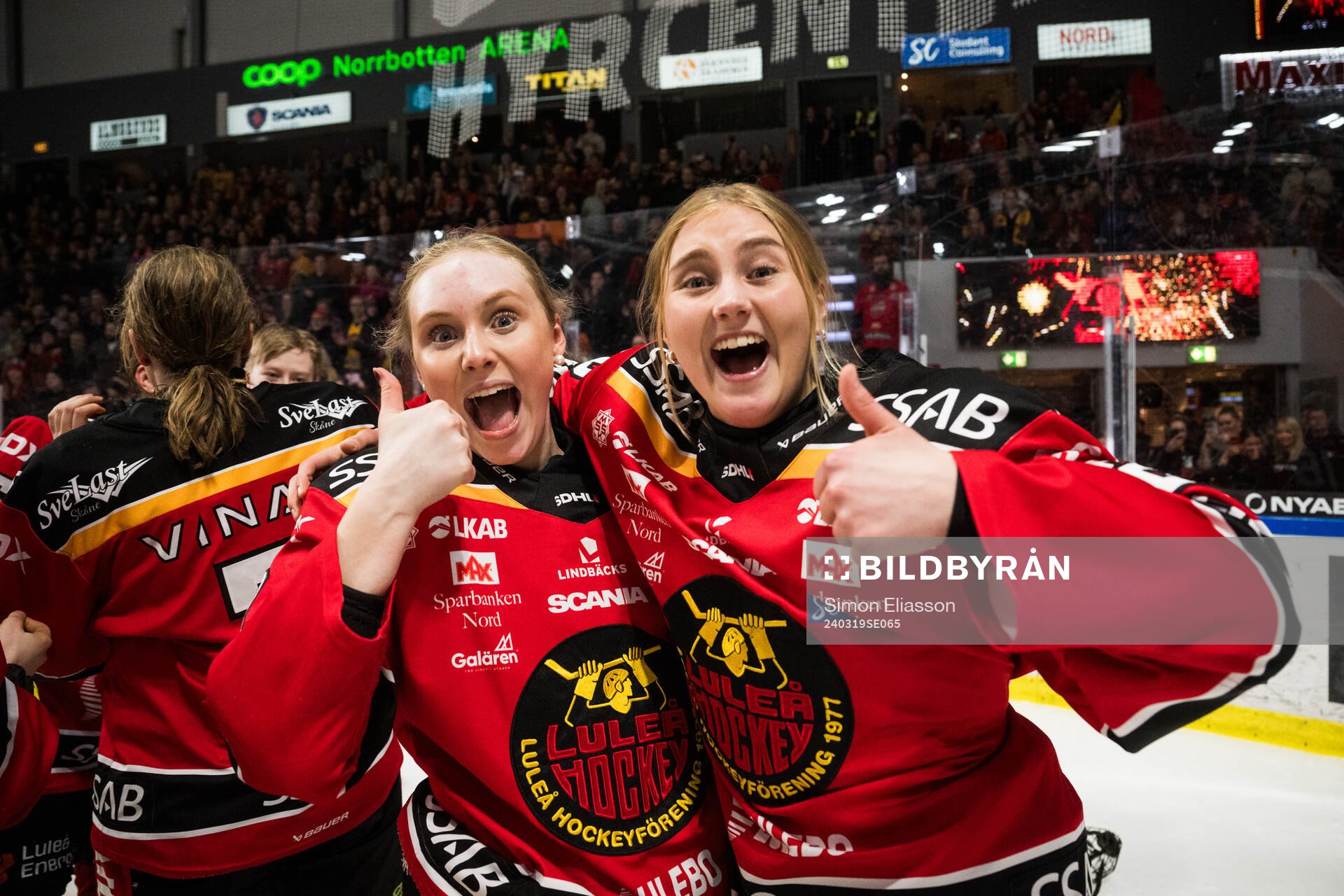 Luleås Sofia Sohlin och Klara Kenttälä jublar