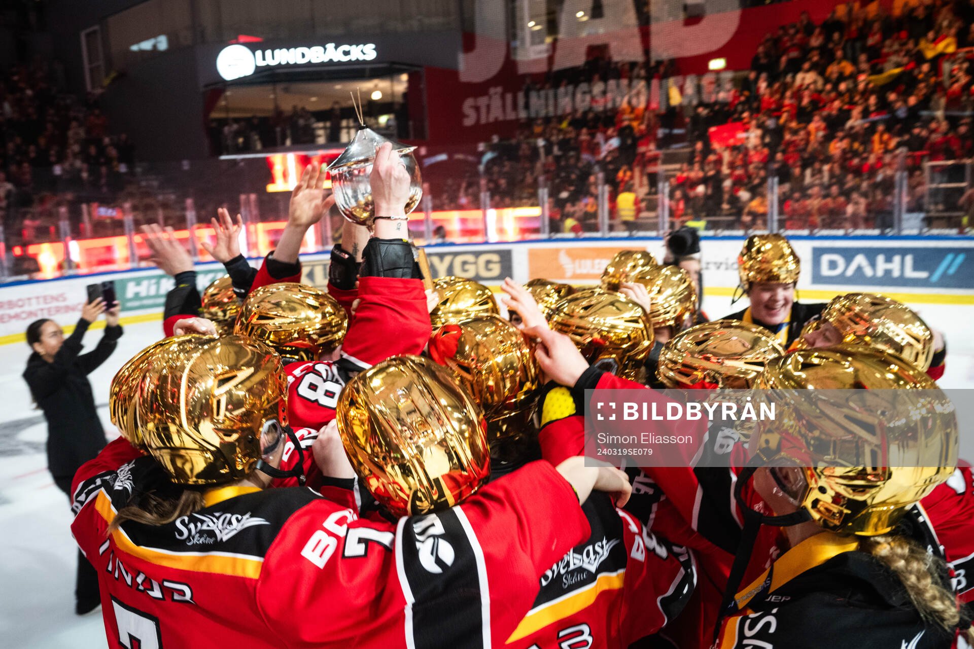 Luleås spelare jublar och lyfter pokalen